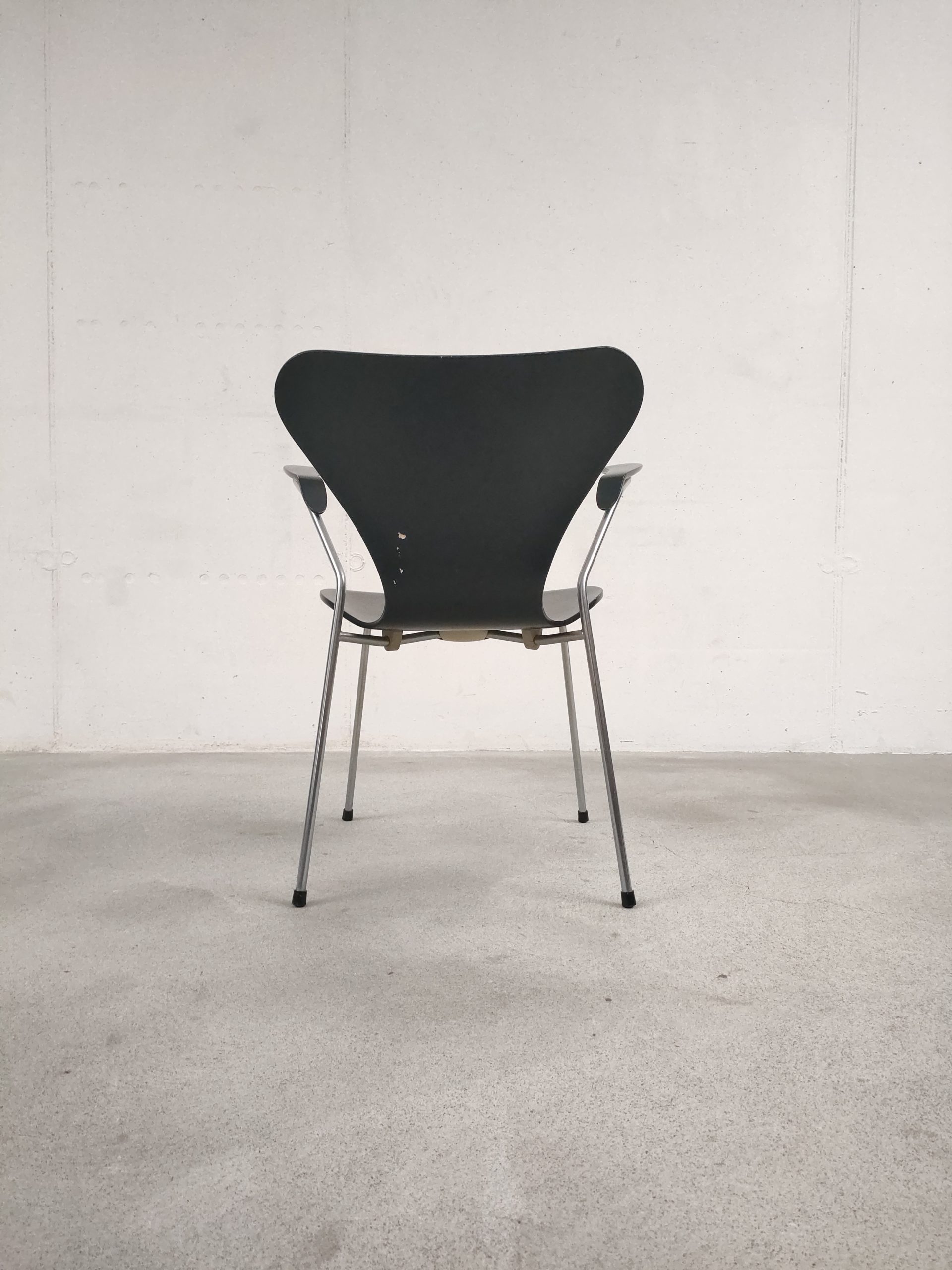 Chaise Arne Jacobsen modèle 3207 – Image 5