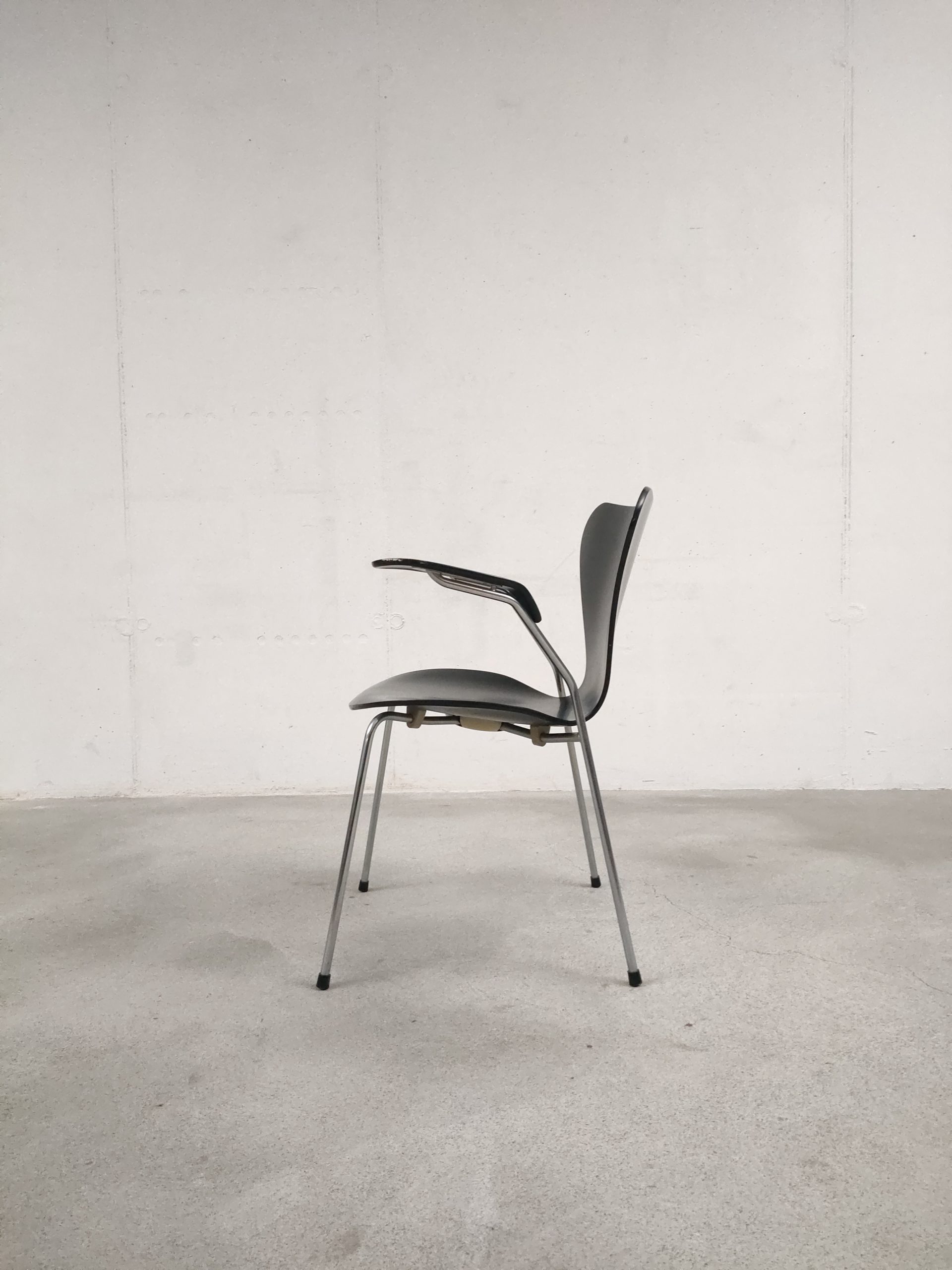 Chaise Arne Jacobsen modèle 3207 – Image 6