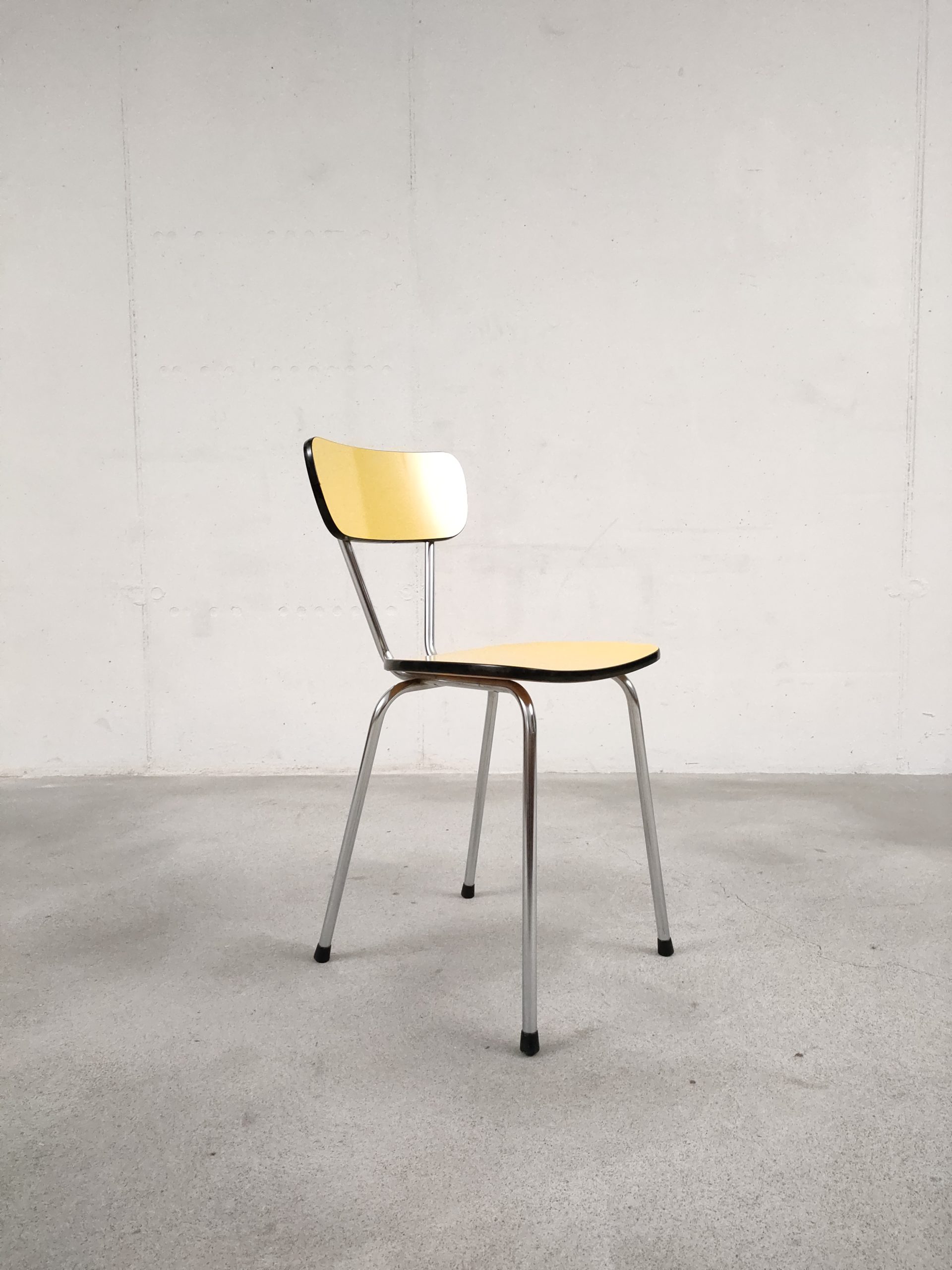 Chaise en formica jaune – Image 2