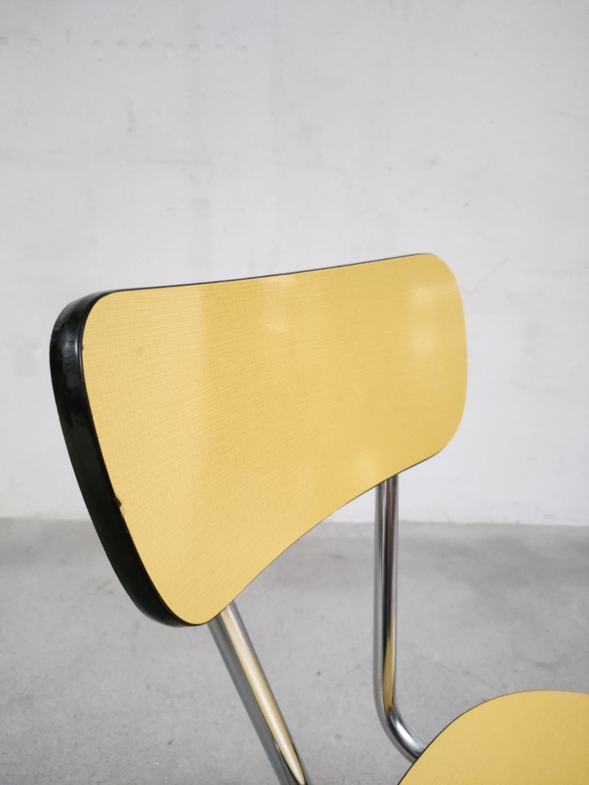Chaise en formica jaune – Image 8