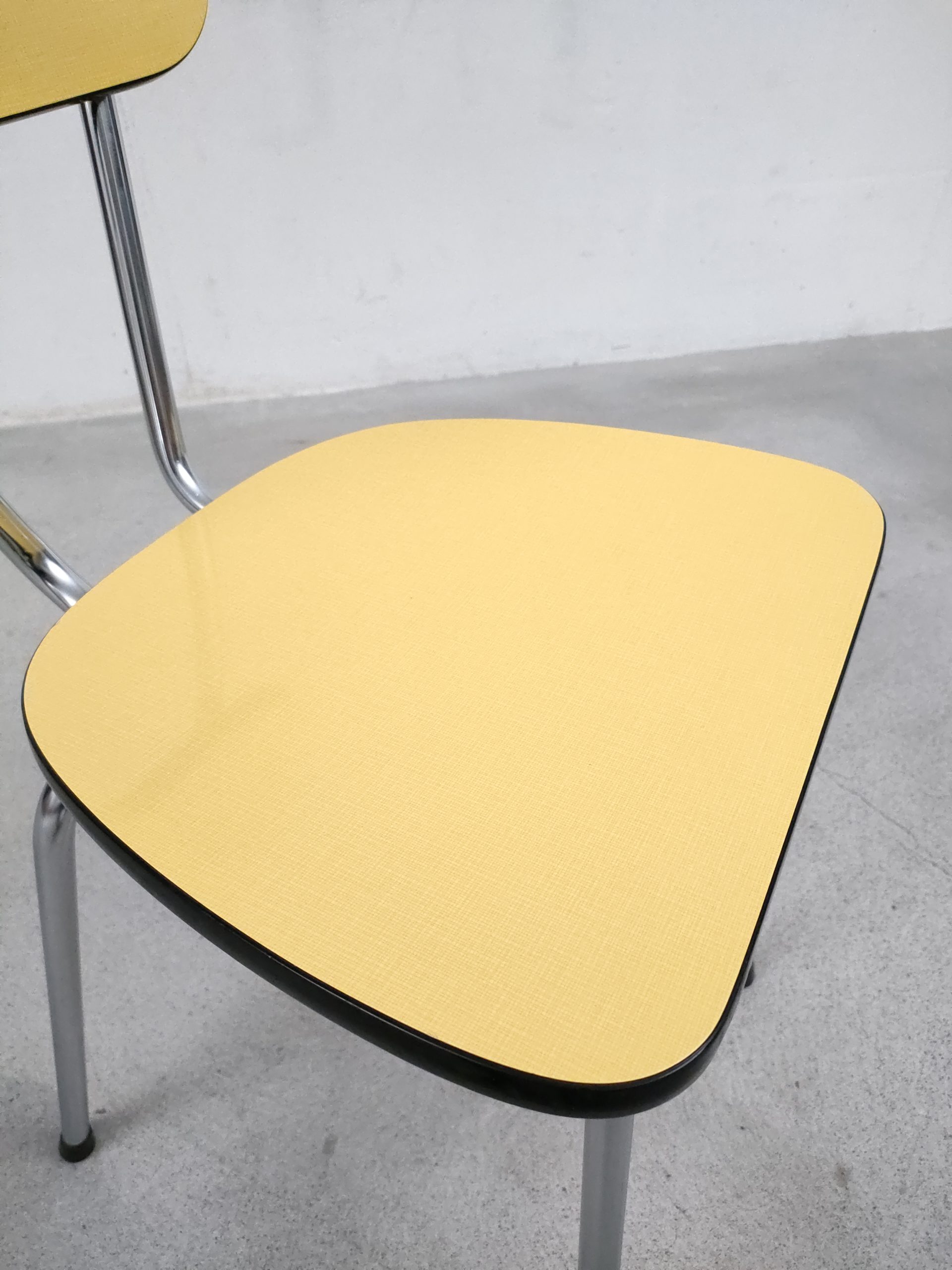 Chaise en formica jaune – Image 9