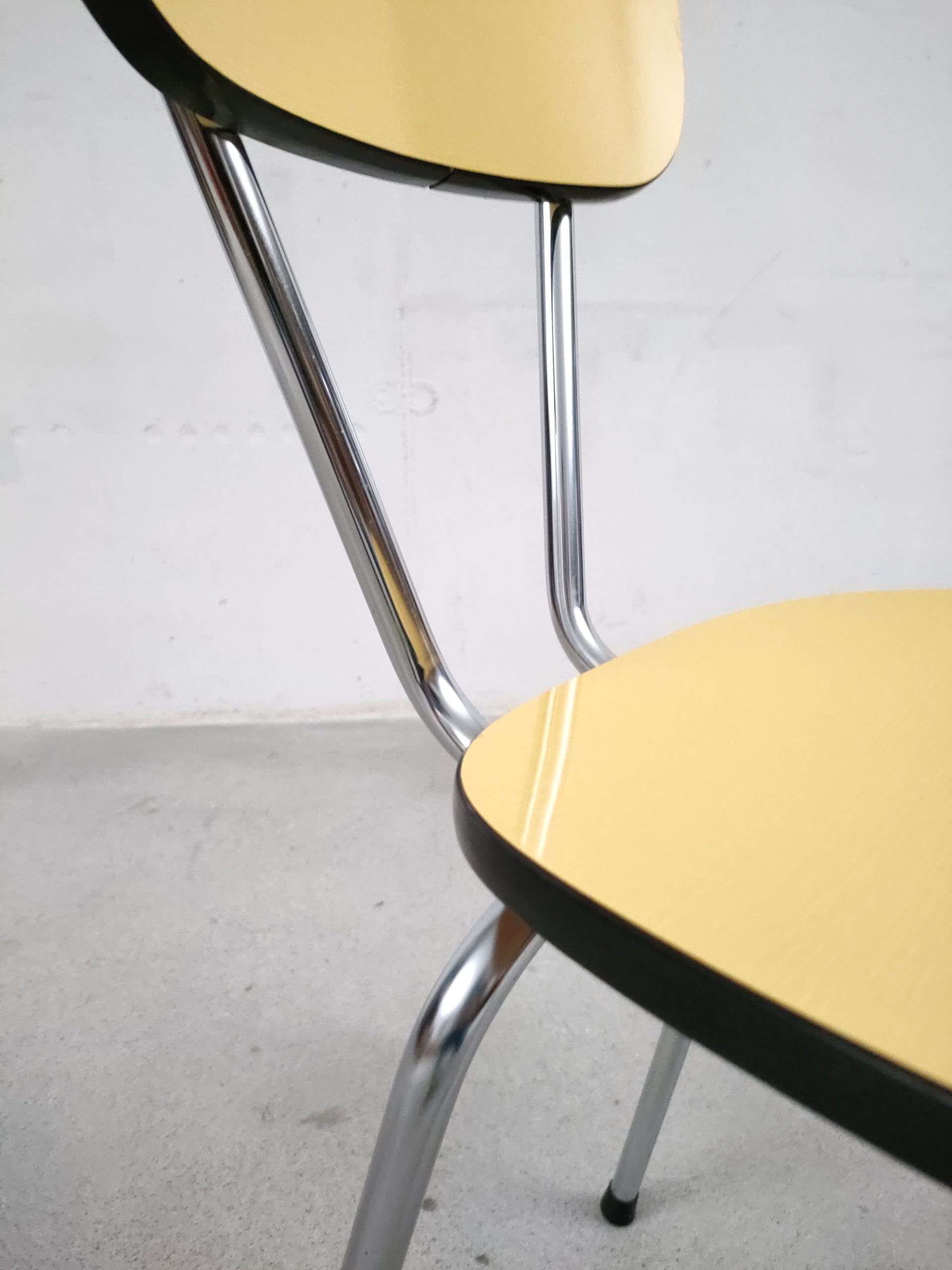 Chaise en formica jaune – Image 14