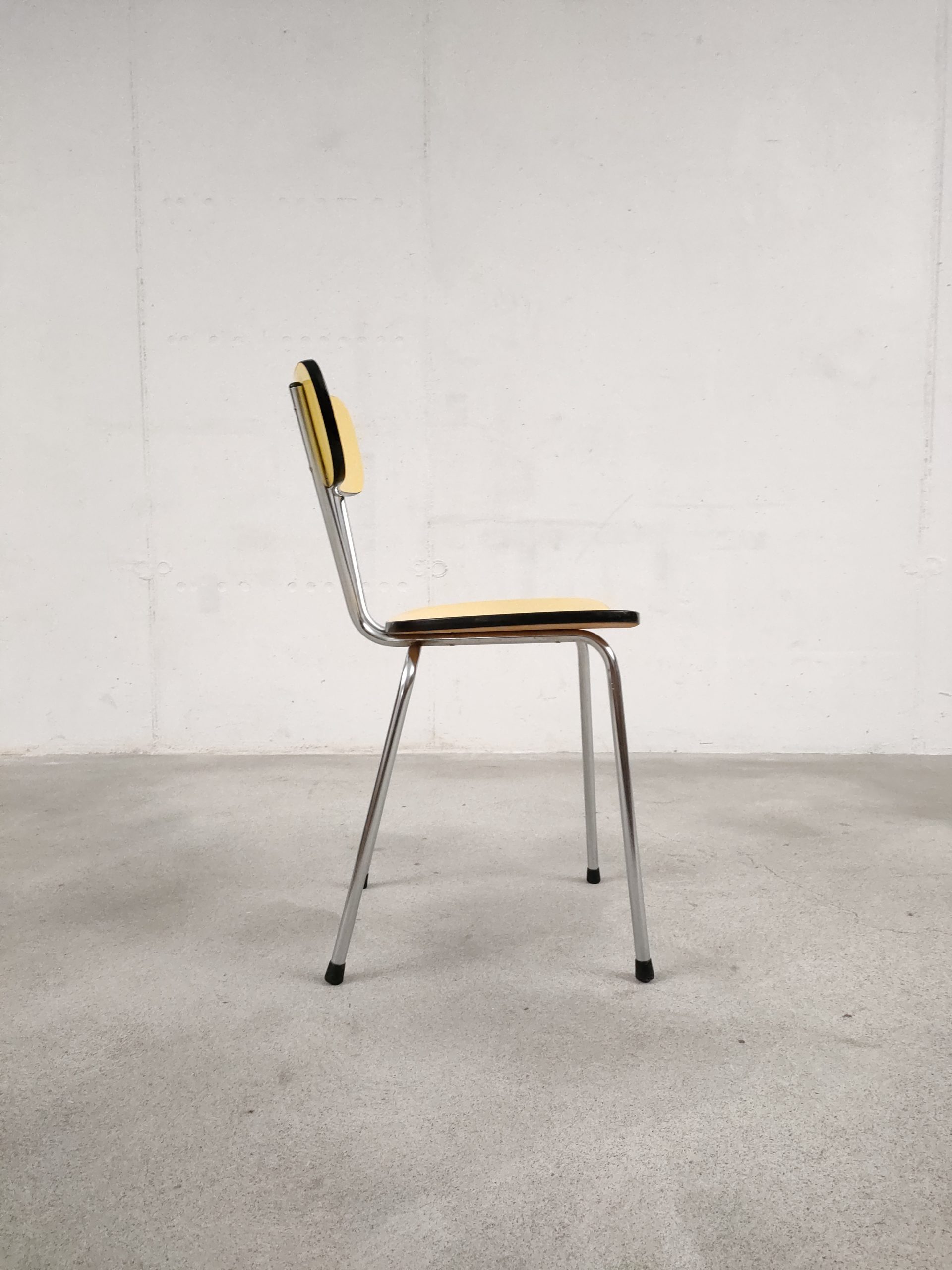 Chaise en formica jaune – Image 4