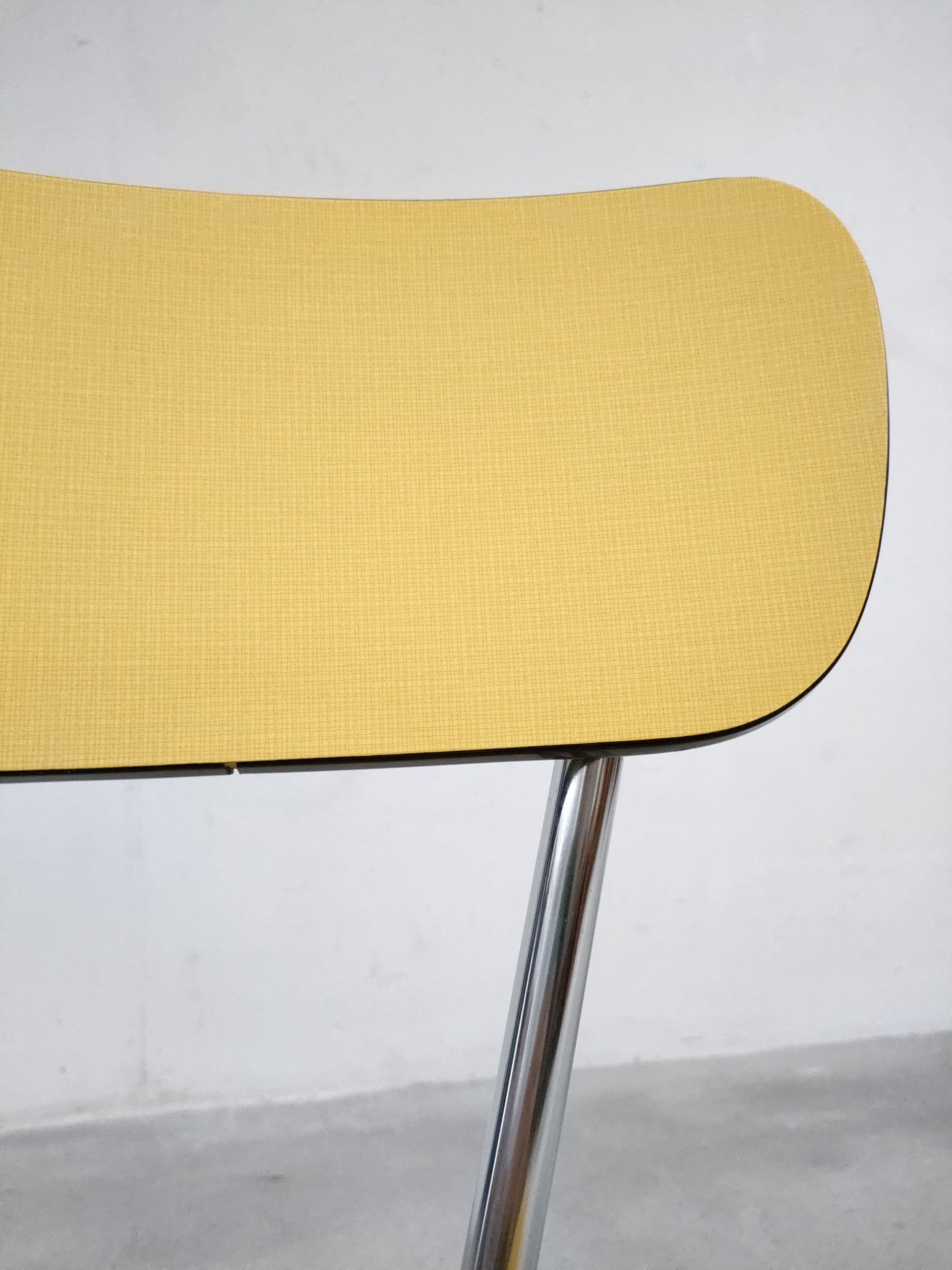 Chaise en formica jaune – Image 12