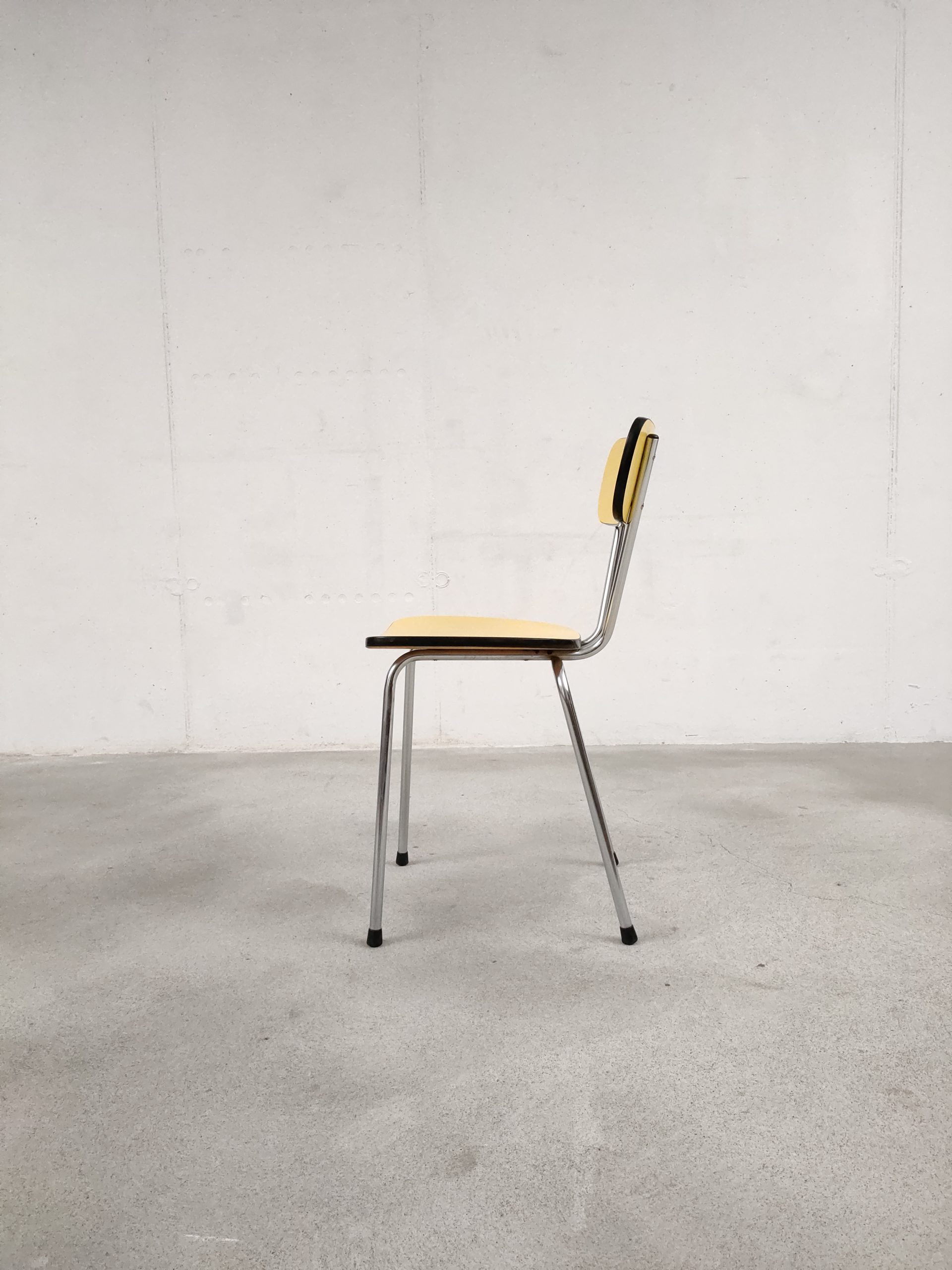 Chaise en formica jaune – Image 7