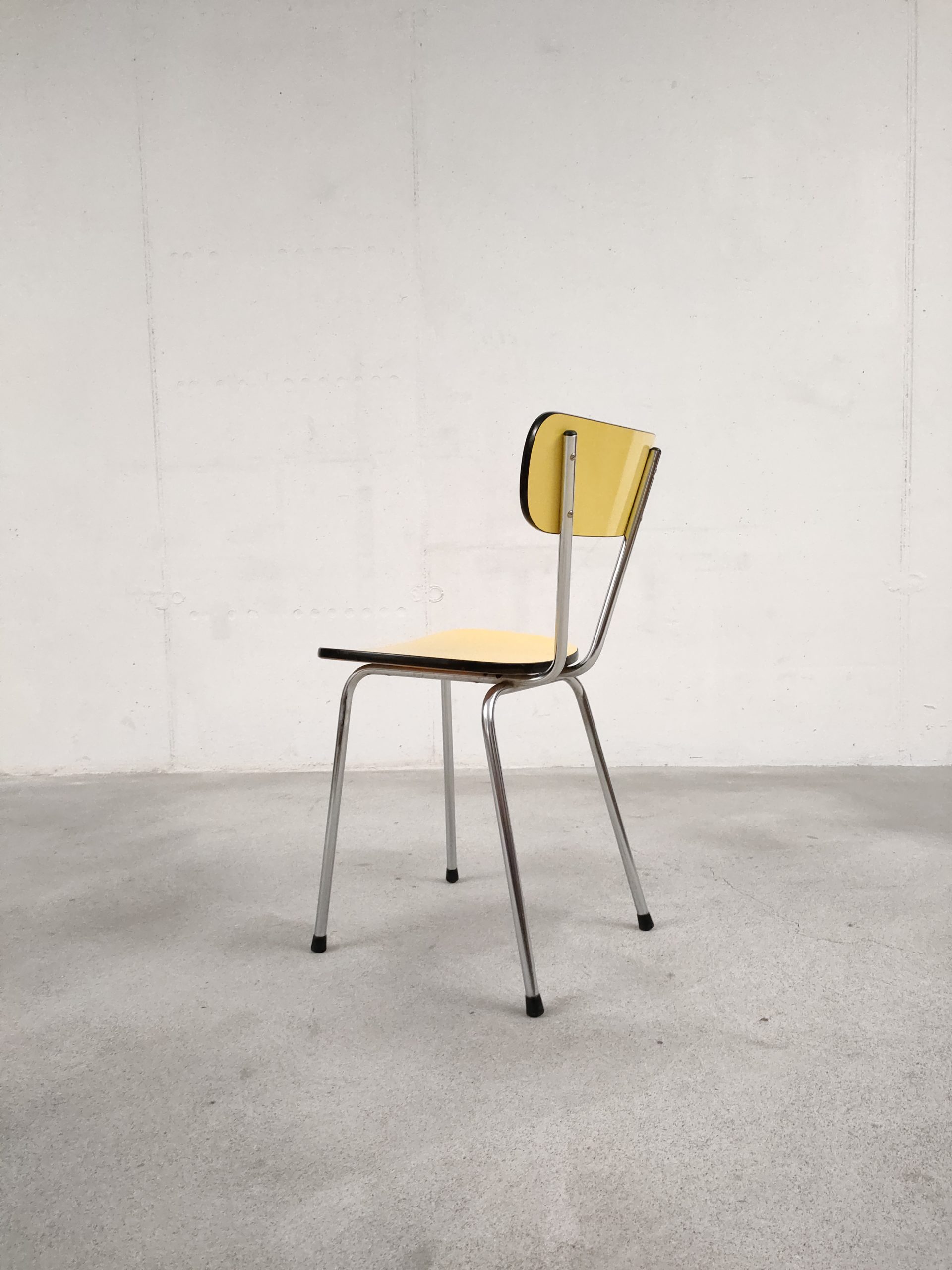 Chaise en formica jaune – Image 6
