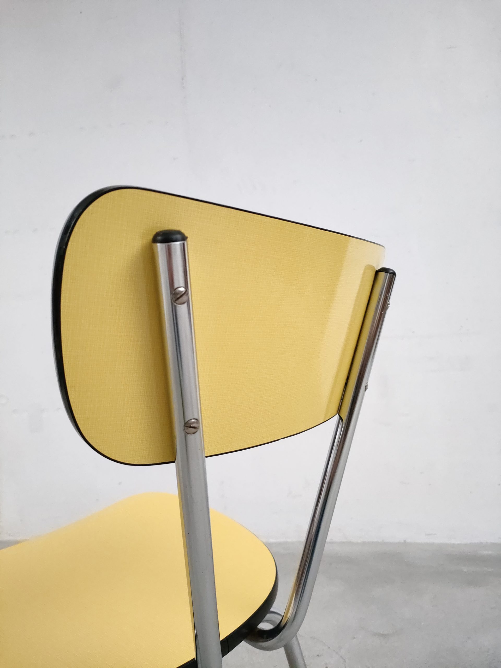 Chaise en formica jaune – Image 10