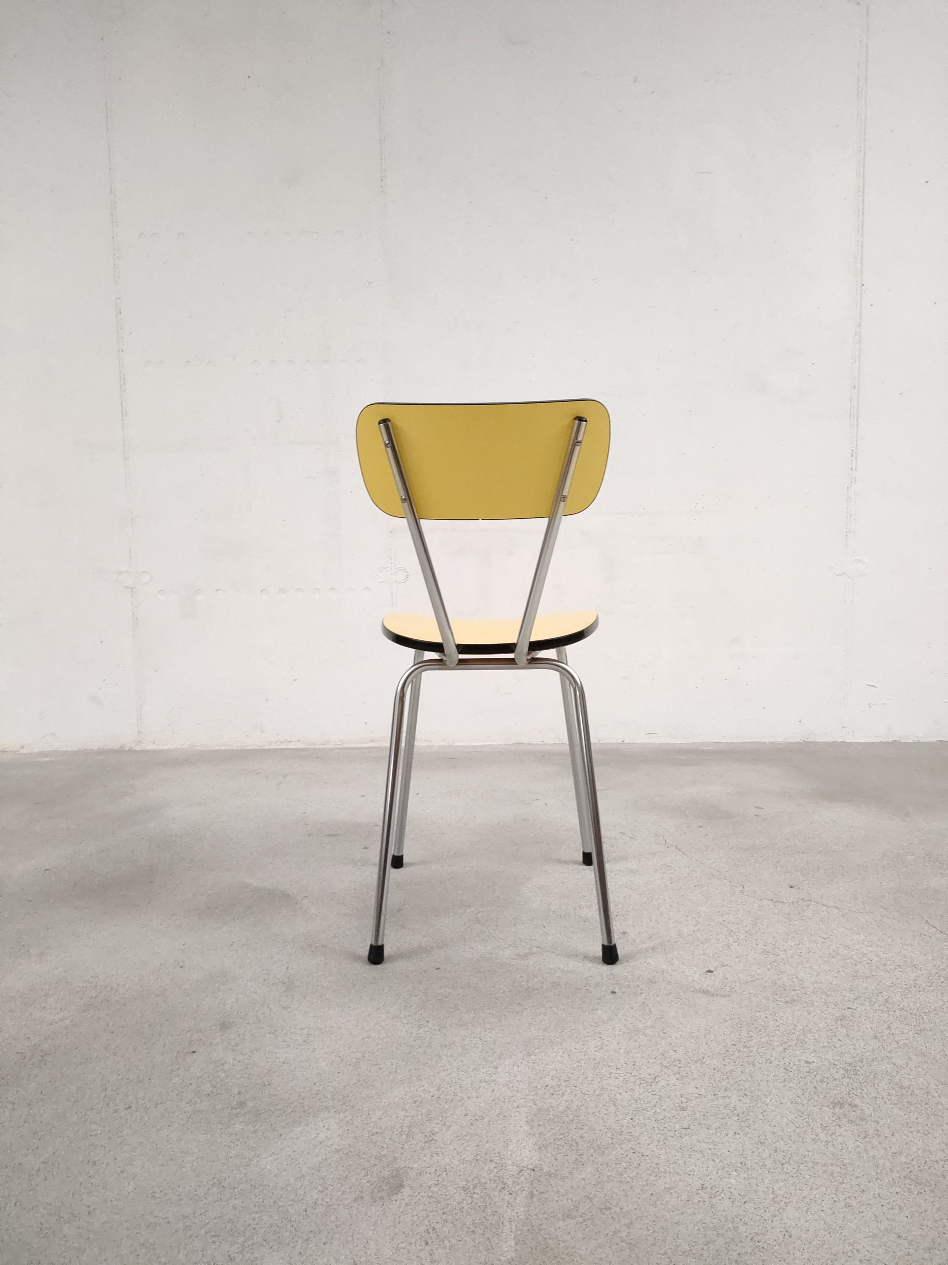 Chaise en formica jaune – Image 5