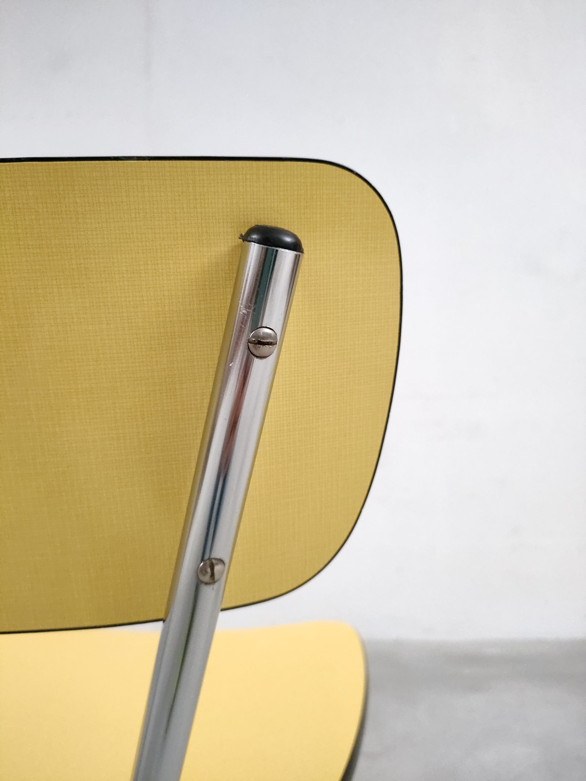 Chaise en formica jaune – Image 11