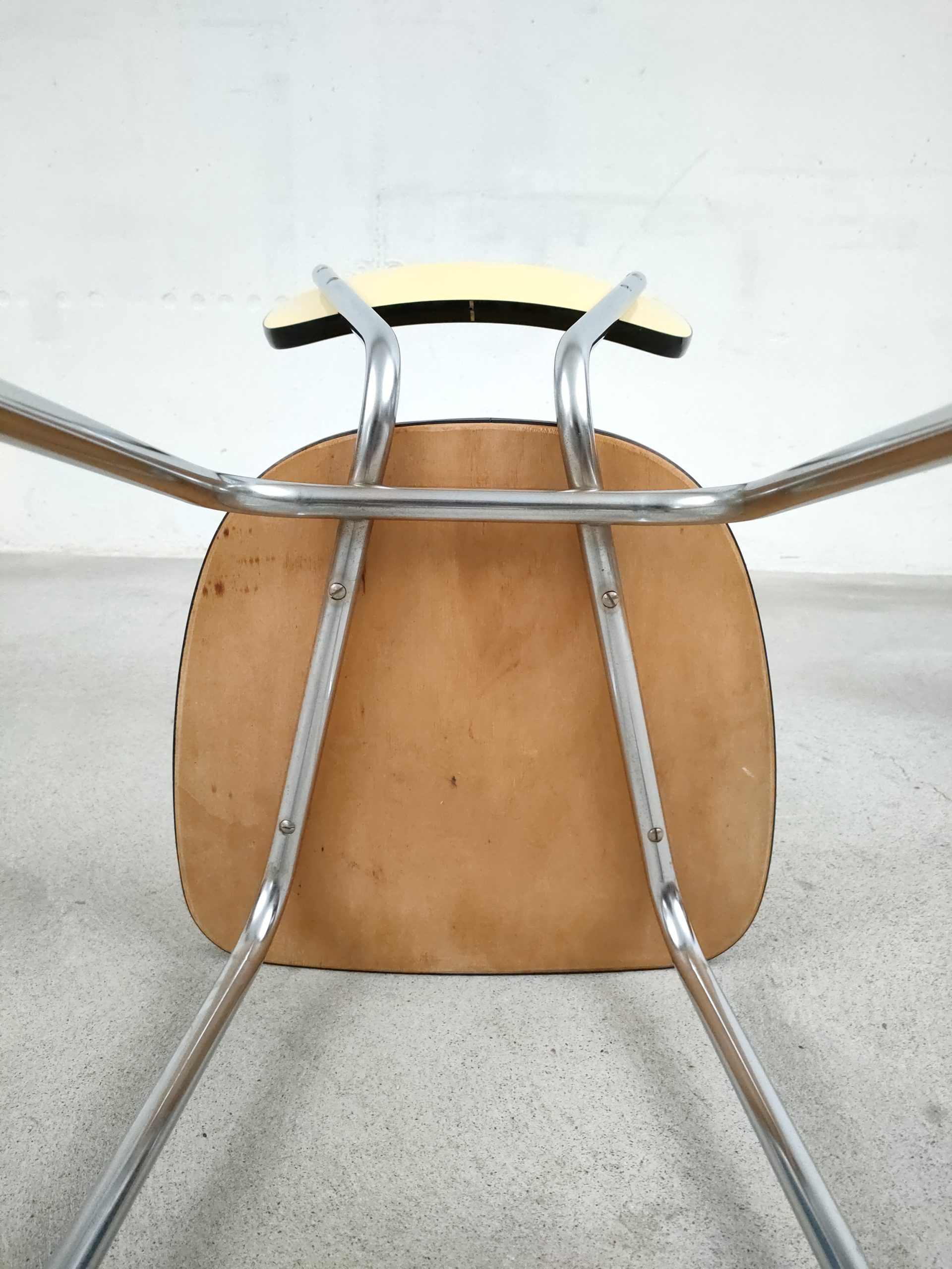 Chaise en formica jaune – Image 15
