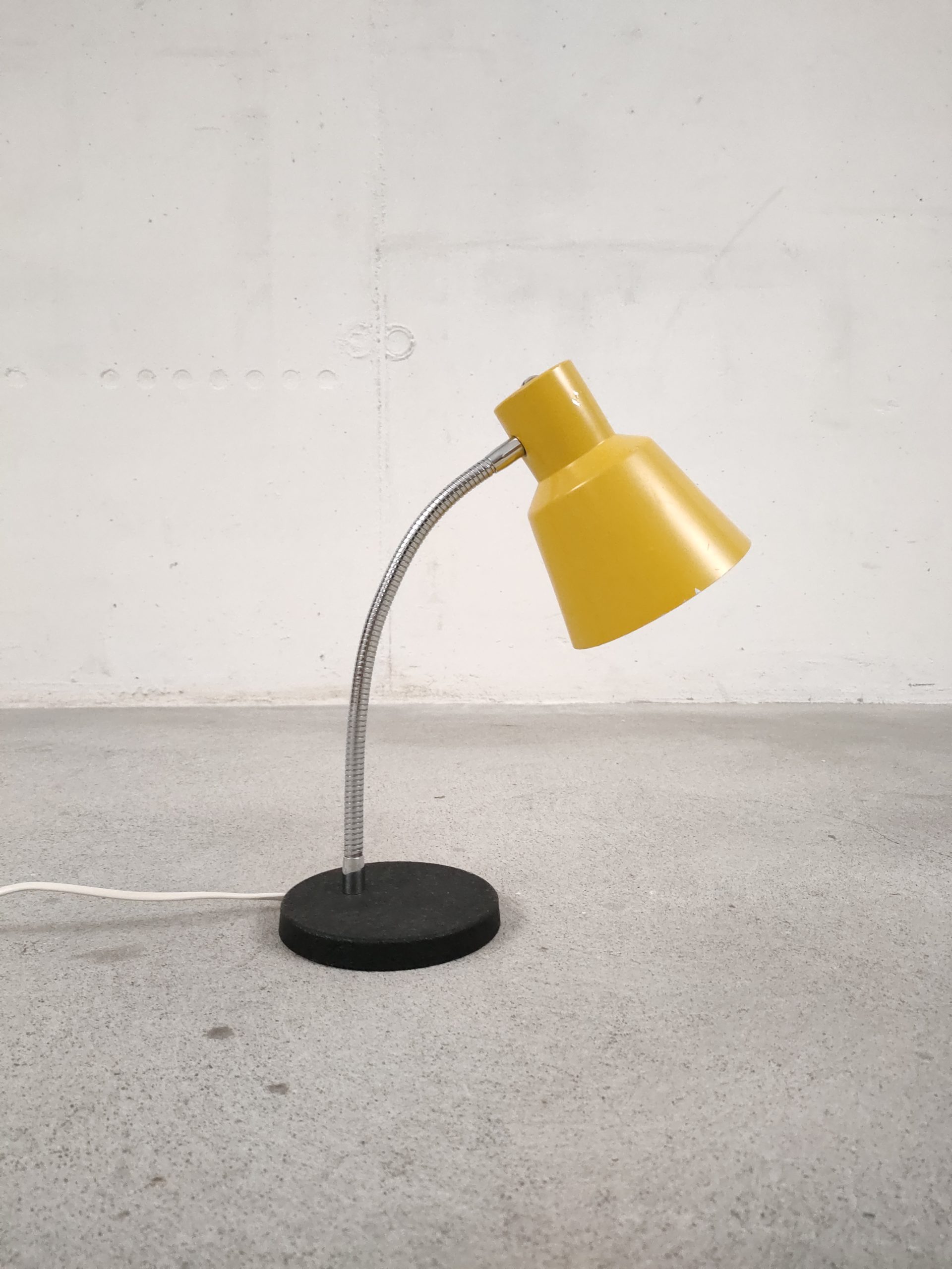Lampe de table jaune – Image 2