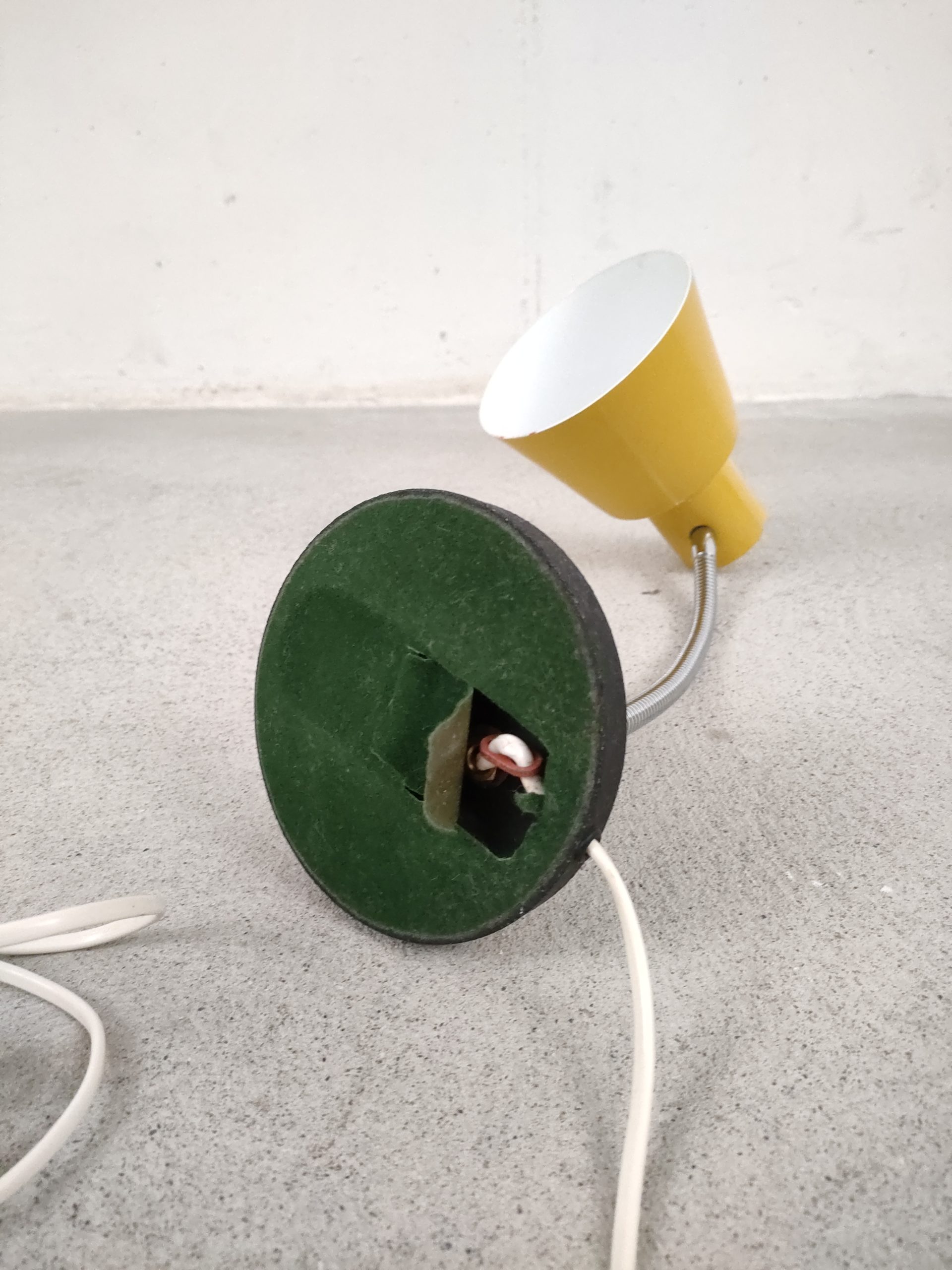 Lampe de table jaune – Image 11