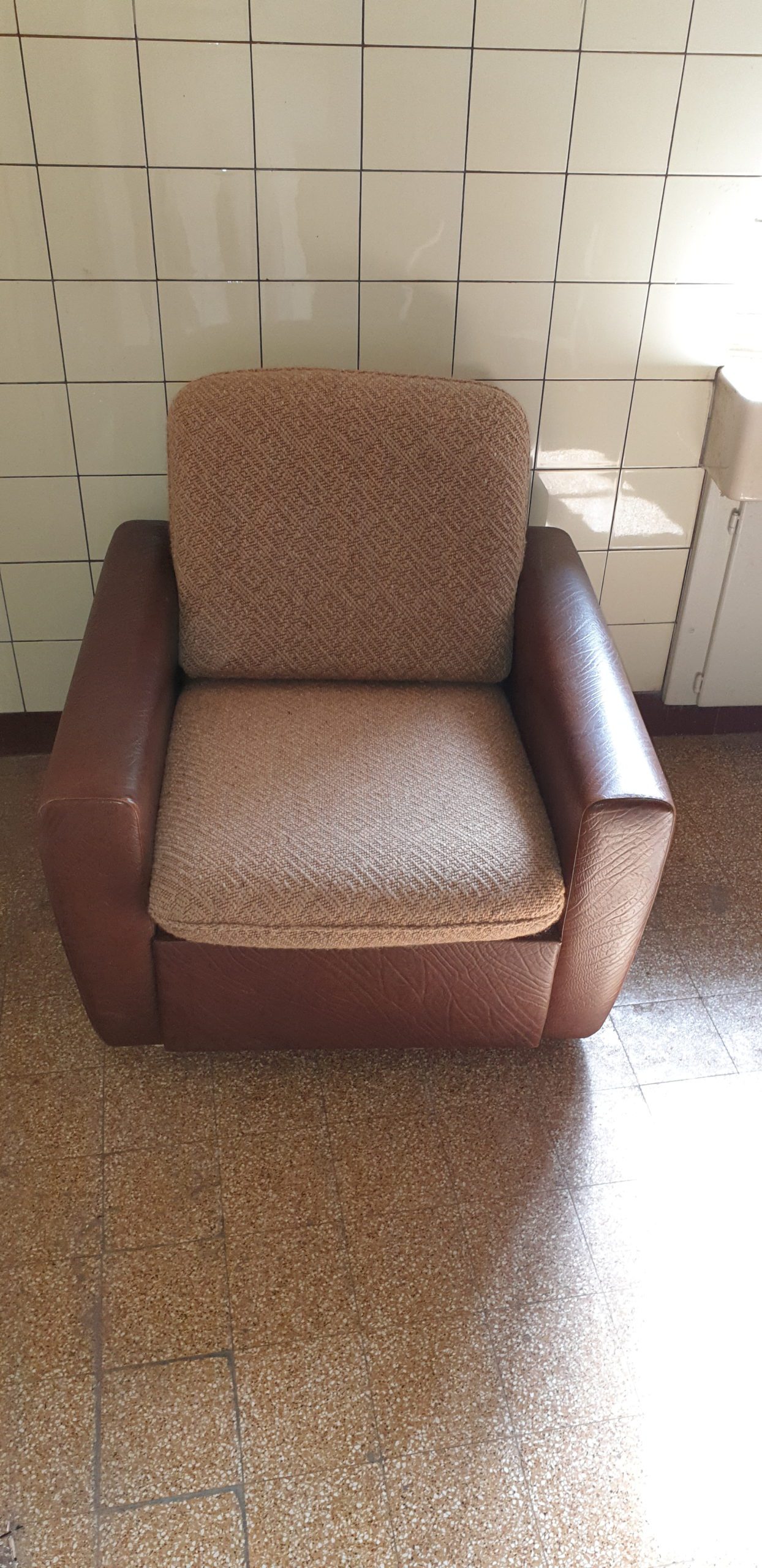 Fauteuil club simili et laine – Image 3