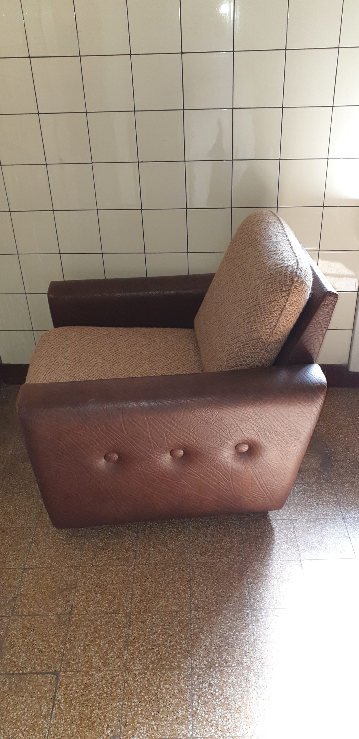 Fauteuil club simili et laine – Image 4