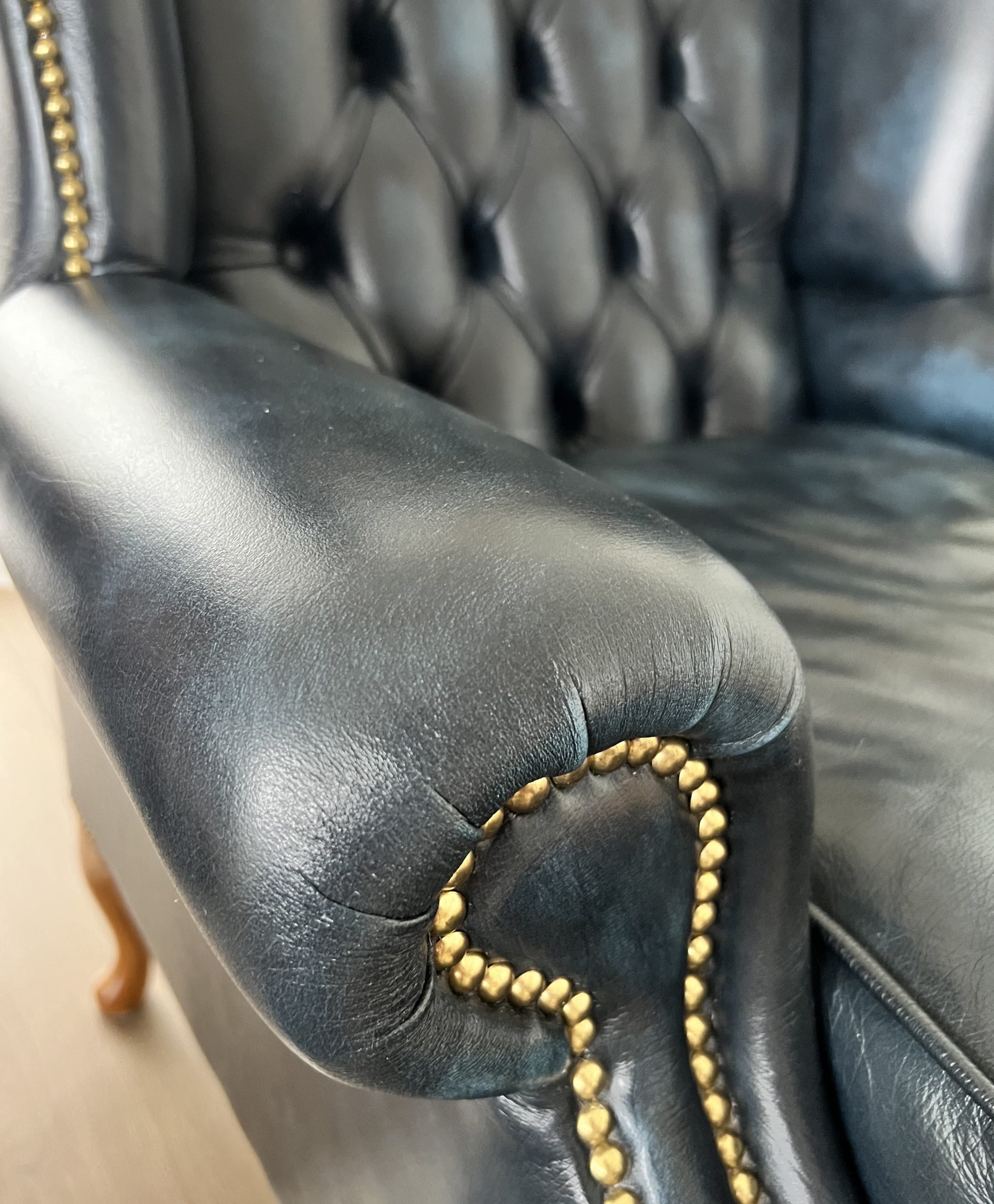 Duo de fauteuils et repose-pied Chesterfield – Image 8