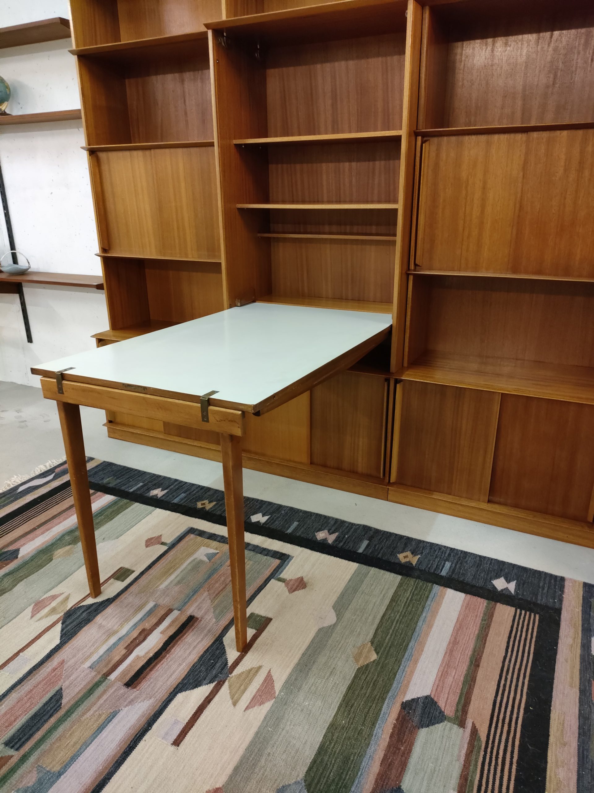 Étagère bibliothèque Oscar avec table intégrée – Image 6
