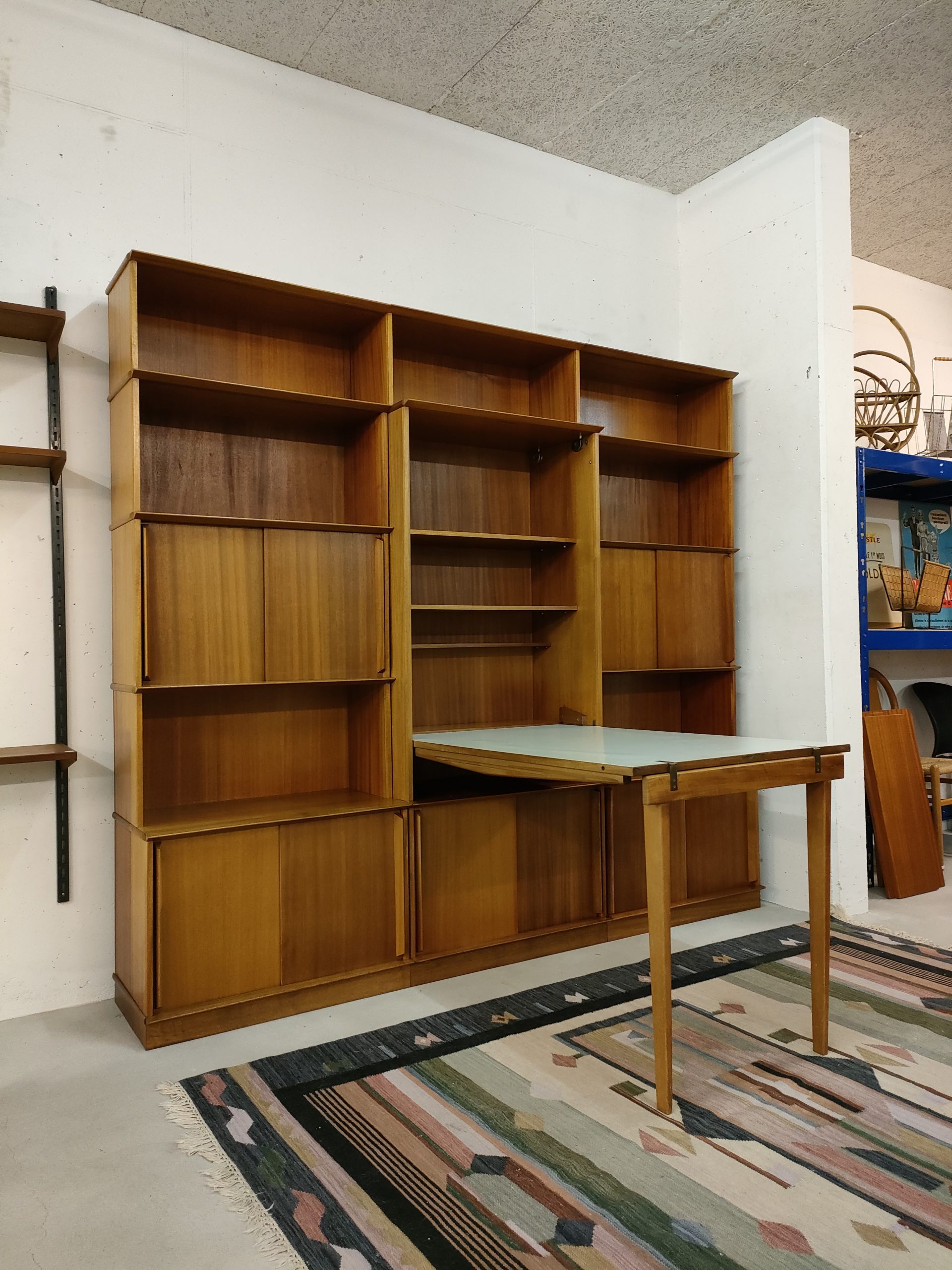 Étagère bibliothèque Oscar avec table intégrée – Image 2