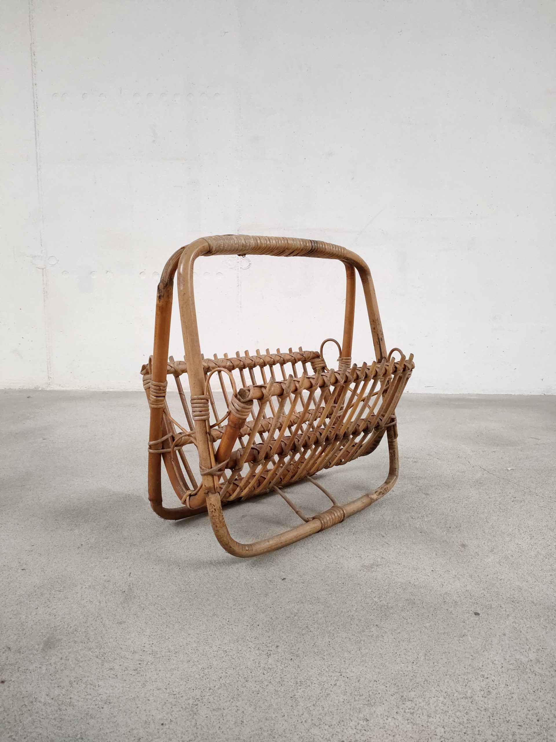 Porte-revues en rotin – Image 3