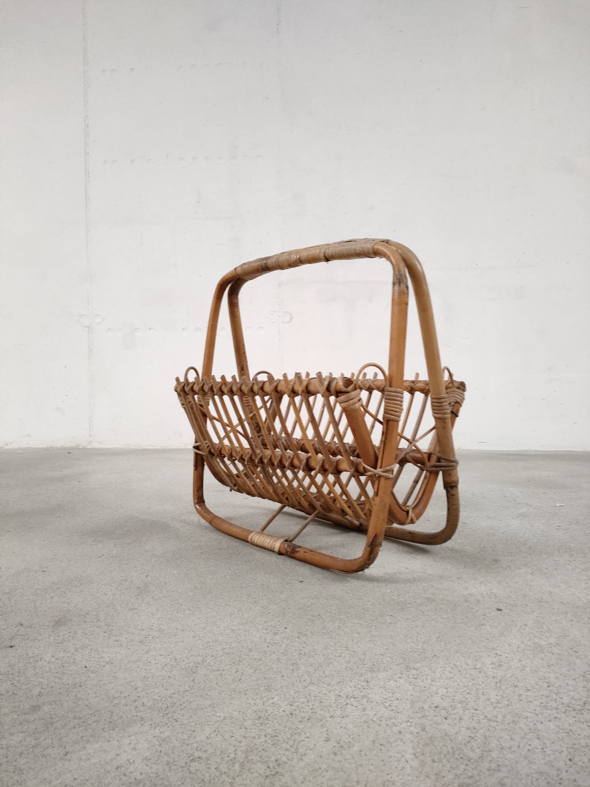 Porte-revues en rotin – Image 2