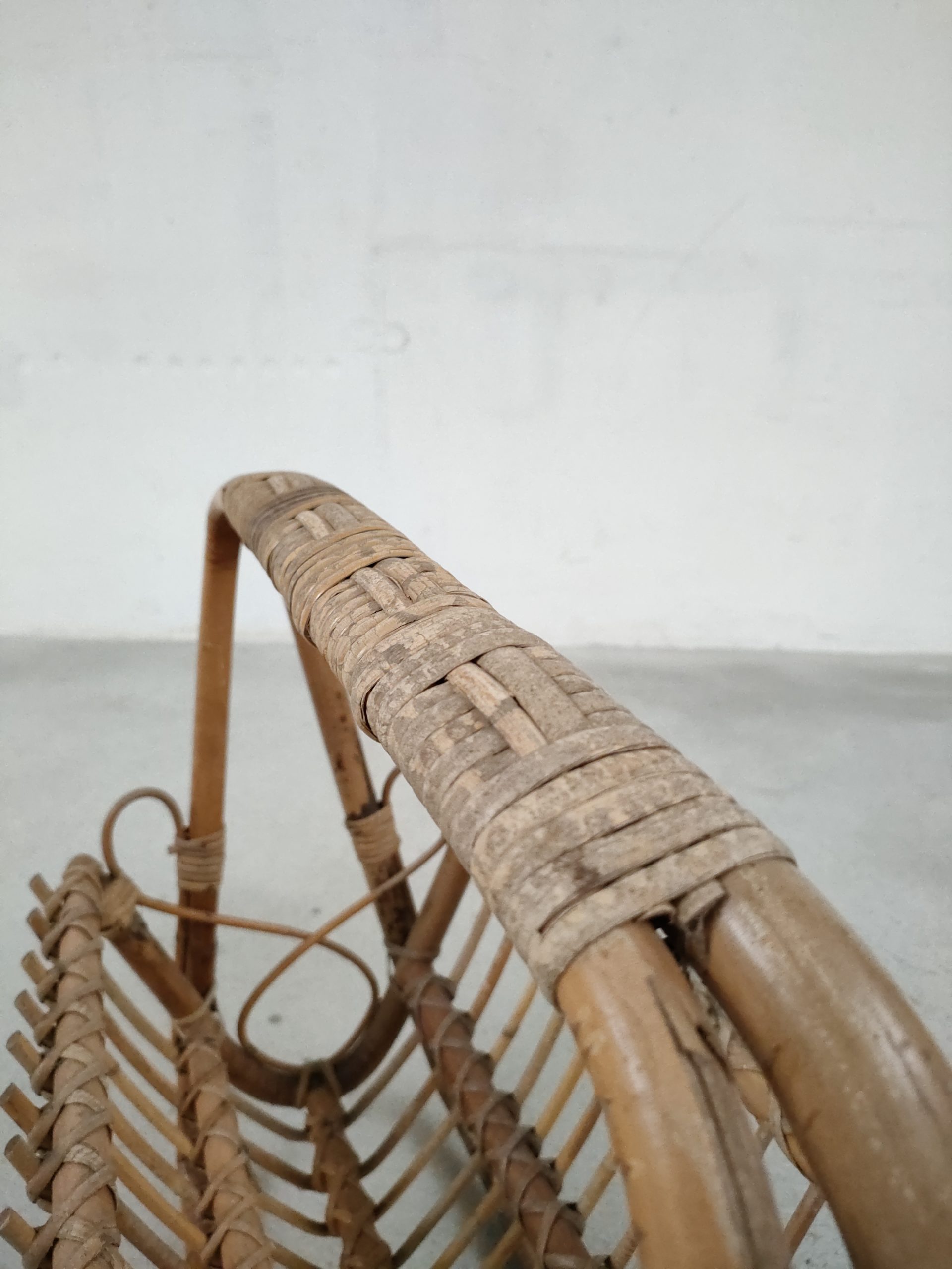 Porte-revues en rotin – Image 7