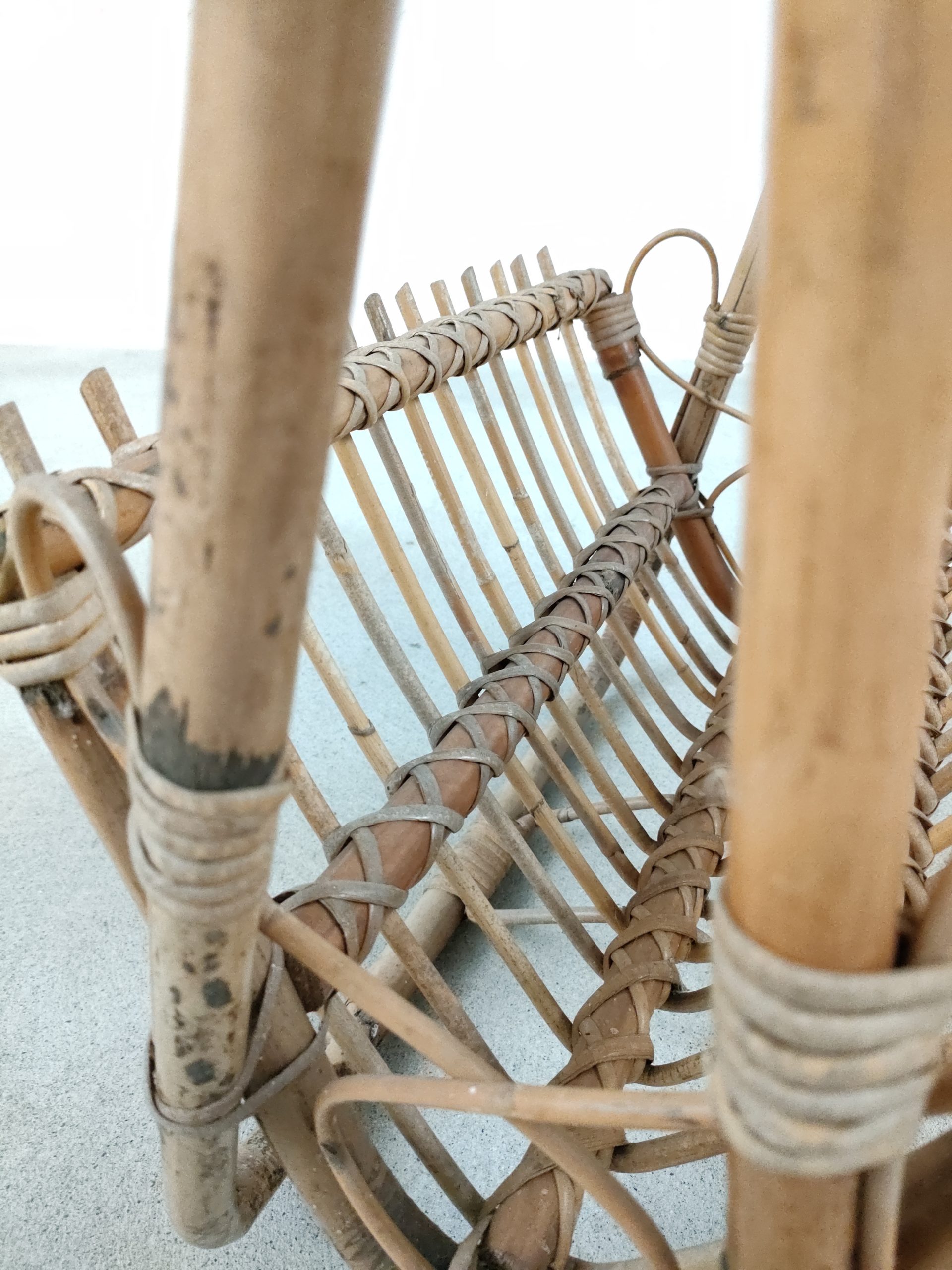 Porte-revues en rotin – Image 9