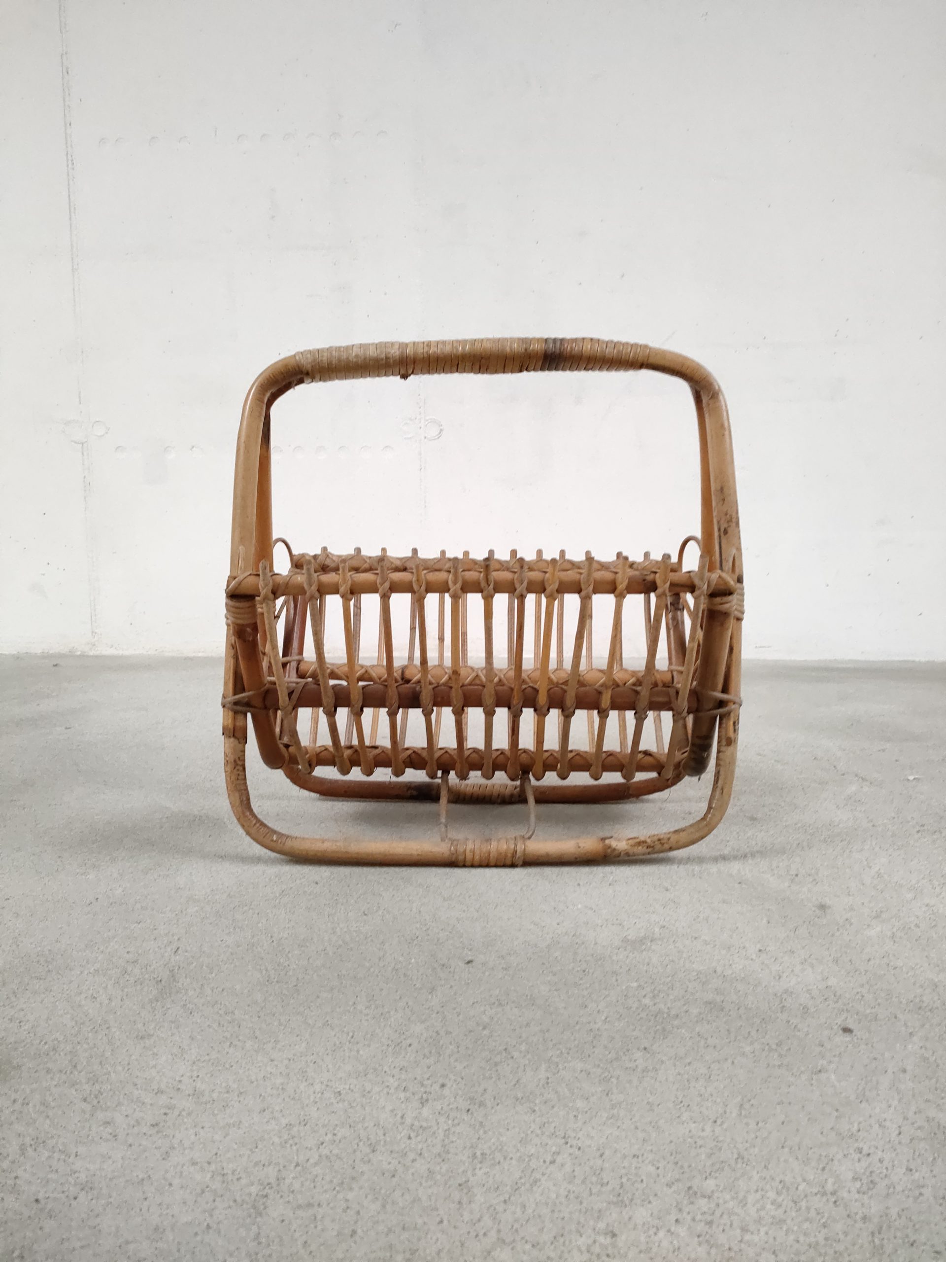 Porte-revues en rotin – Image 5