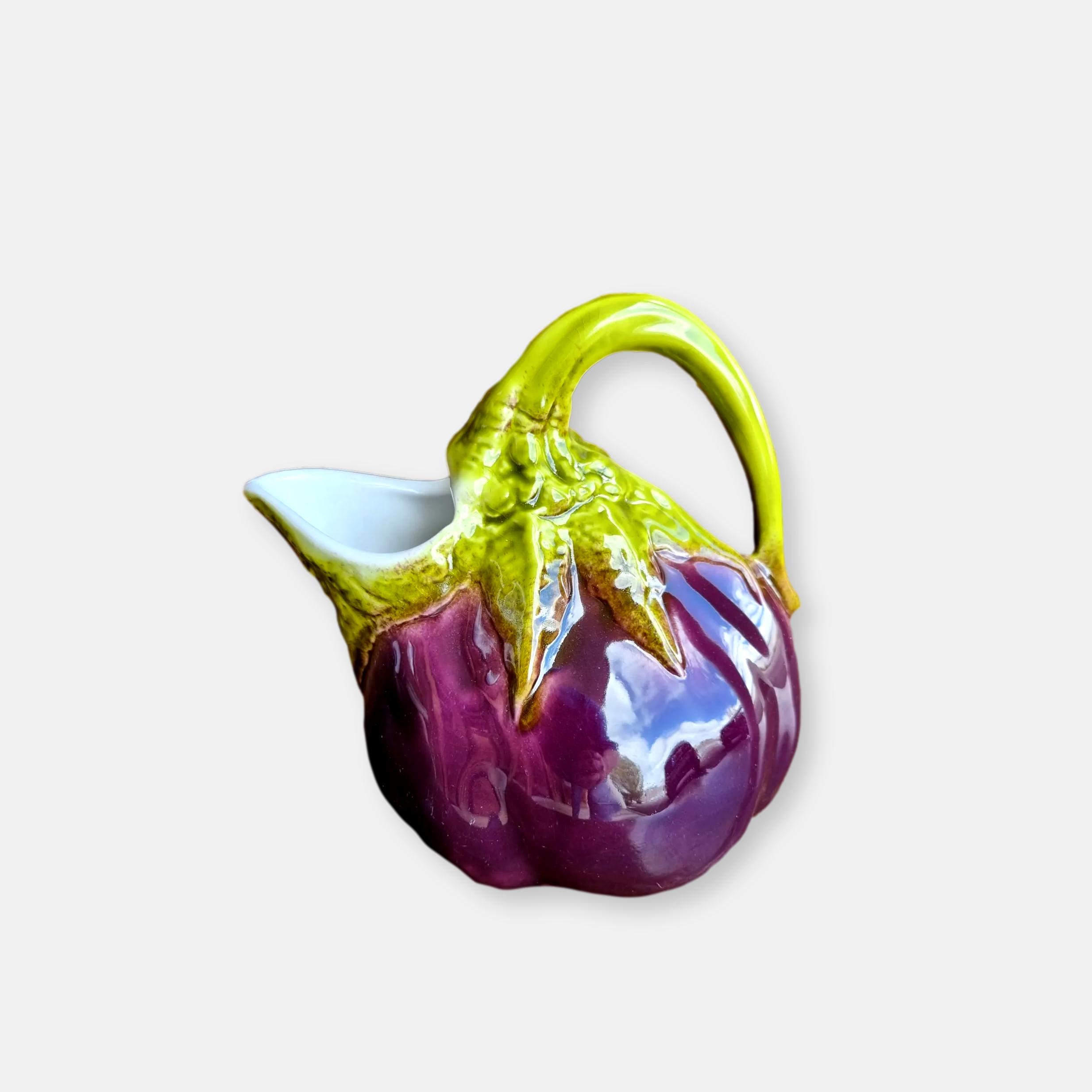 Pichet barbotine en forme d'aubergine