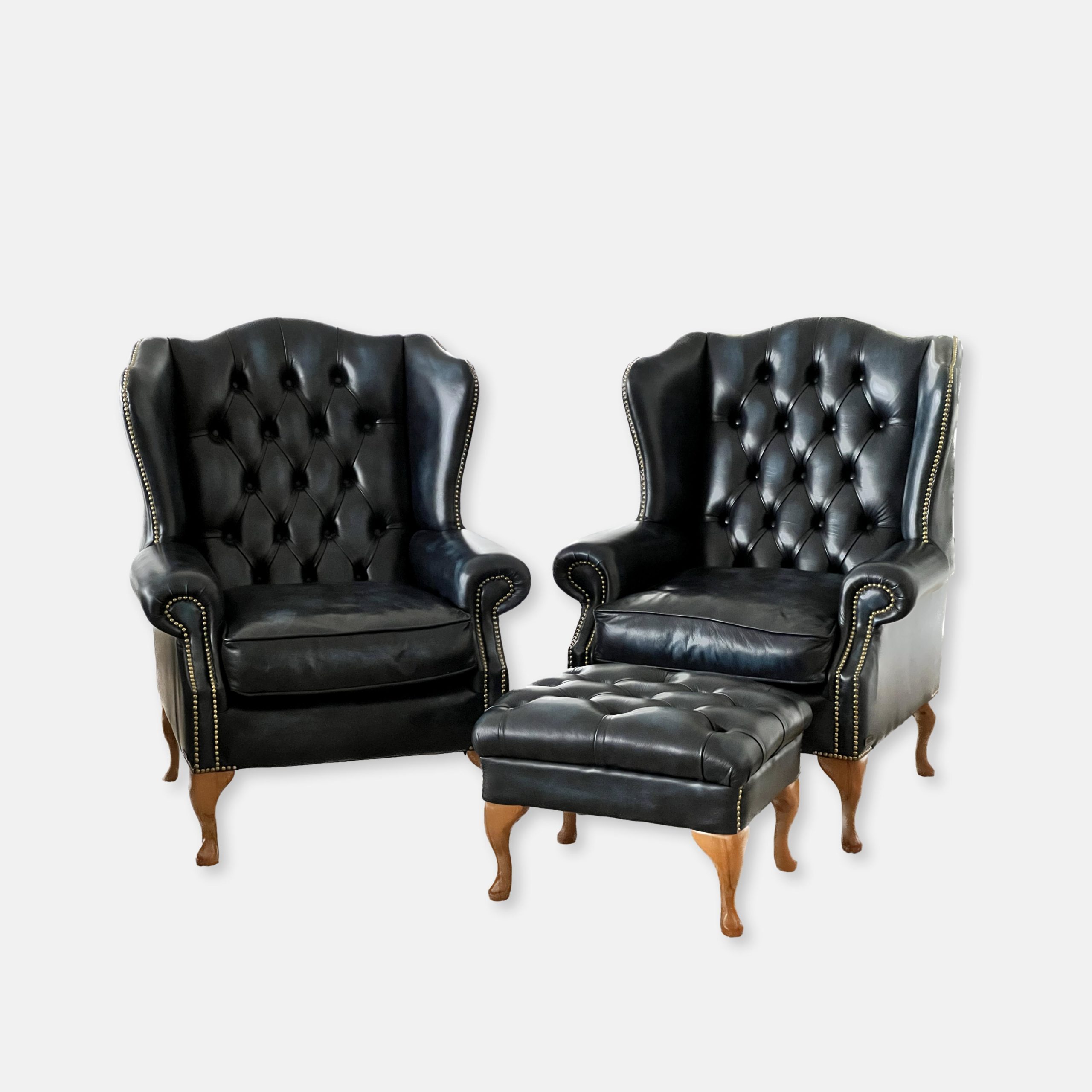 Duo de fauteuils et repose-pied Chesterfield en cuir