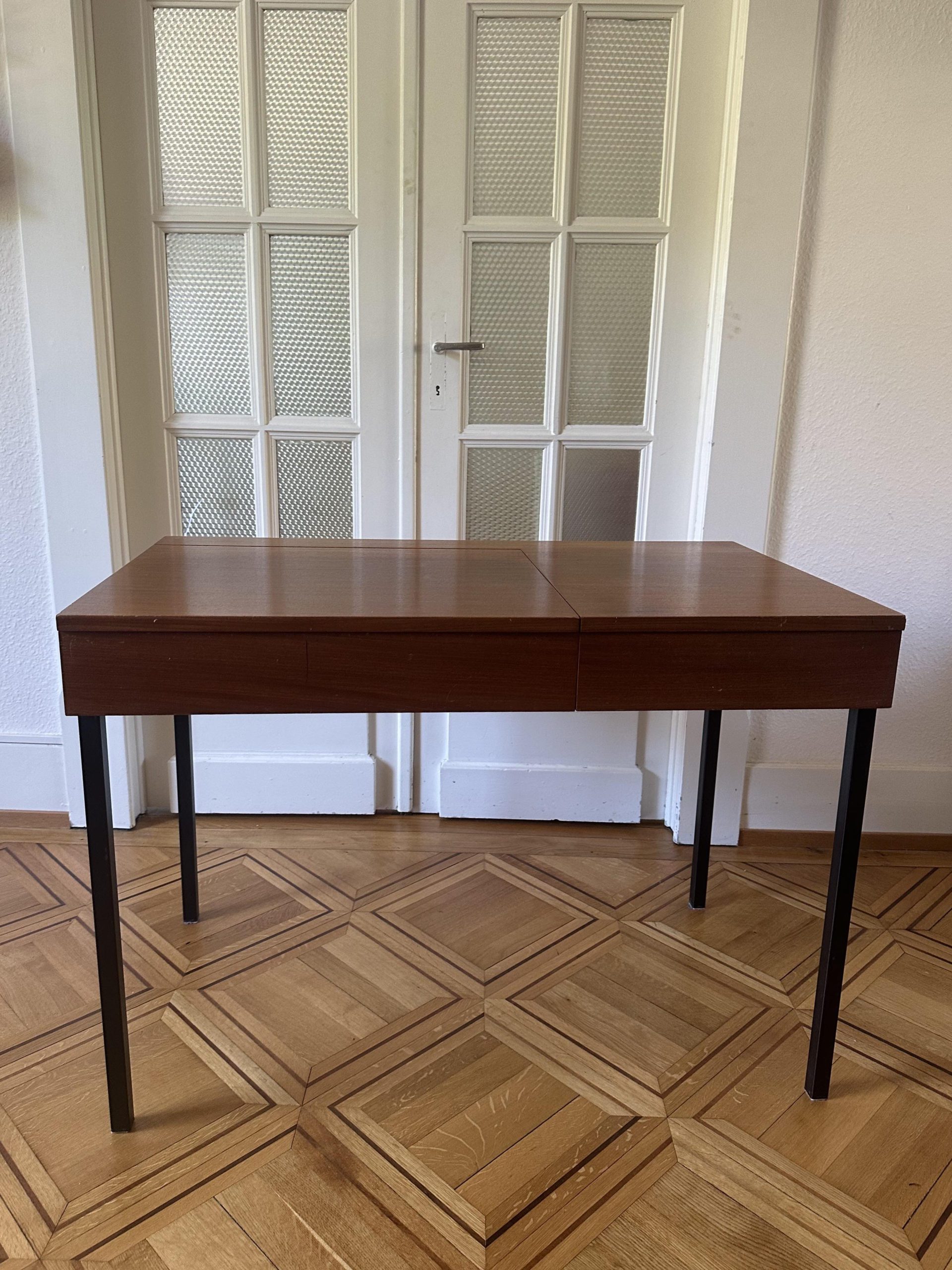 Petit bureau fin / coiffeuse en teck