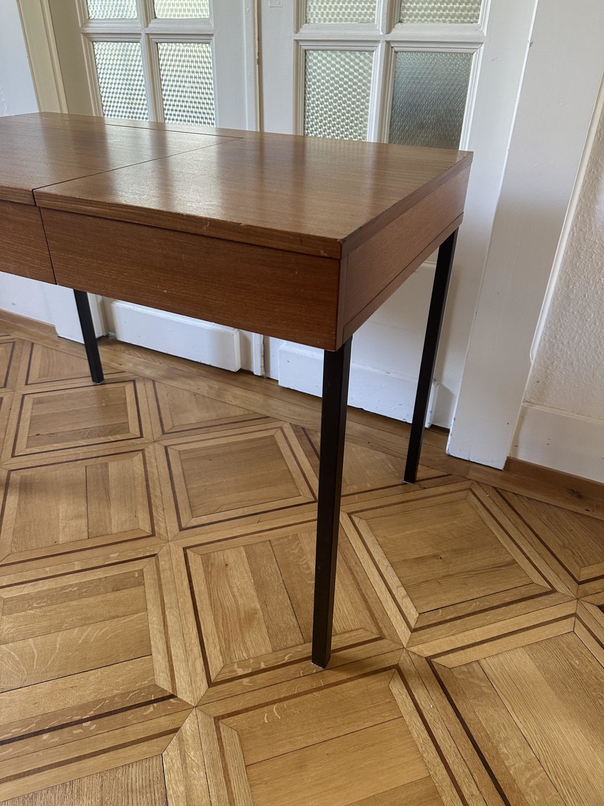 Petit bureau fin / coiffeuse en teck – Image 7