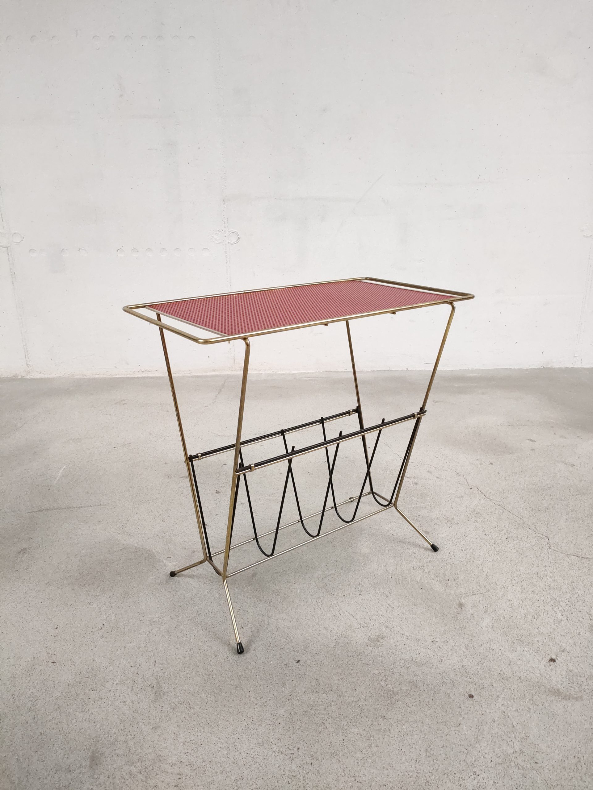 Porte-revues rouge perforé – Image 4