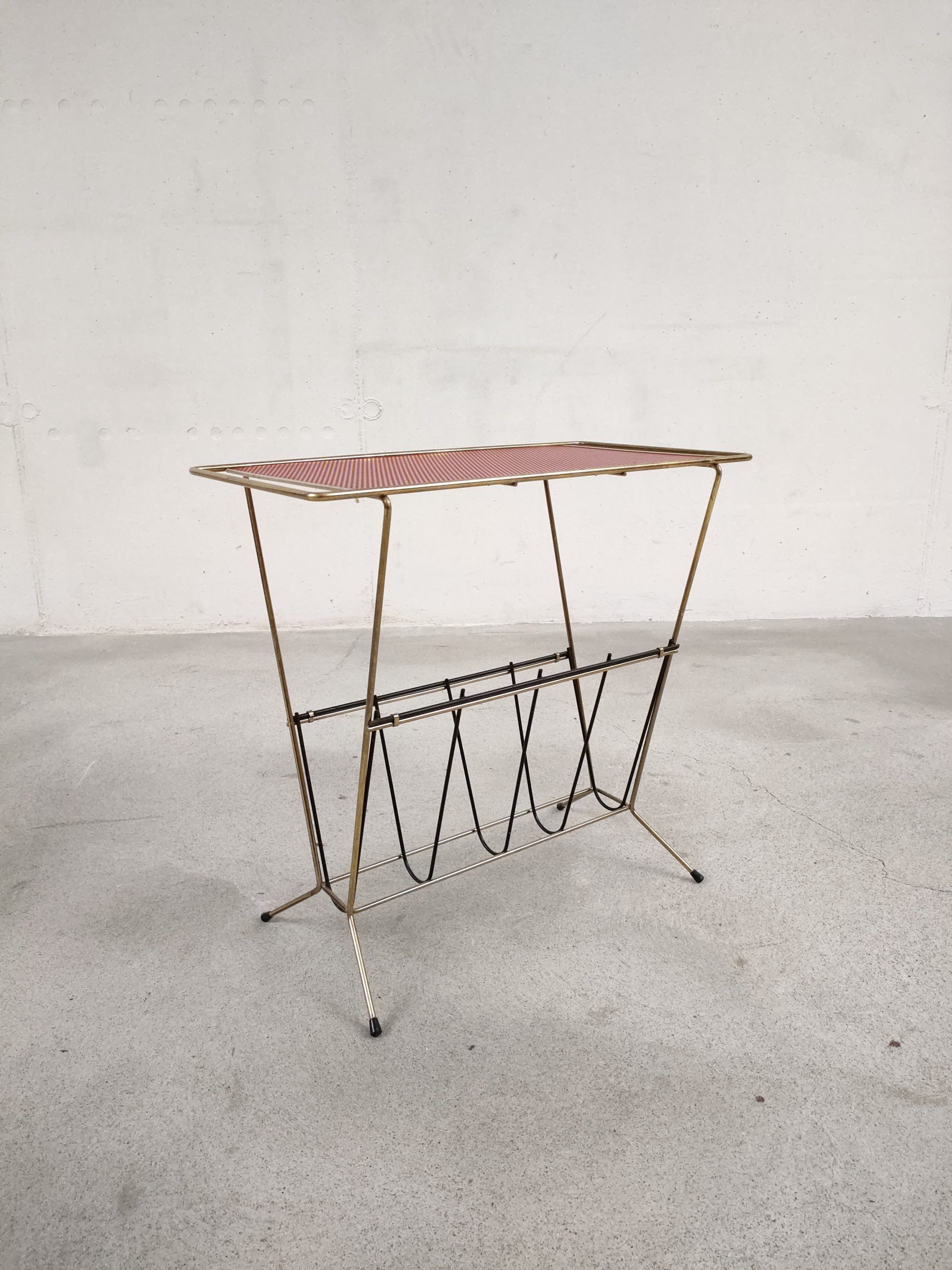 Porte-revues rouge perforé – Image 5