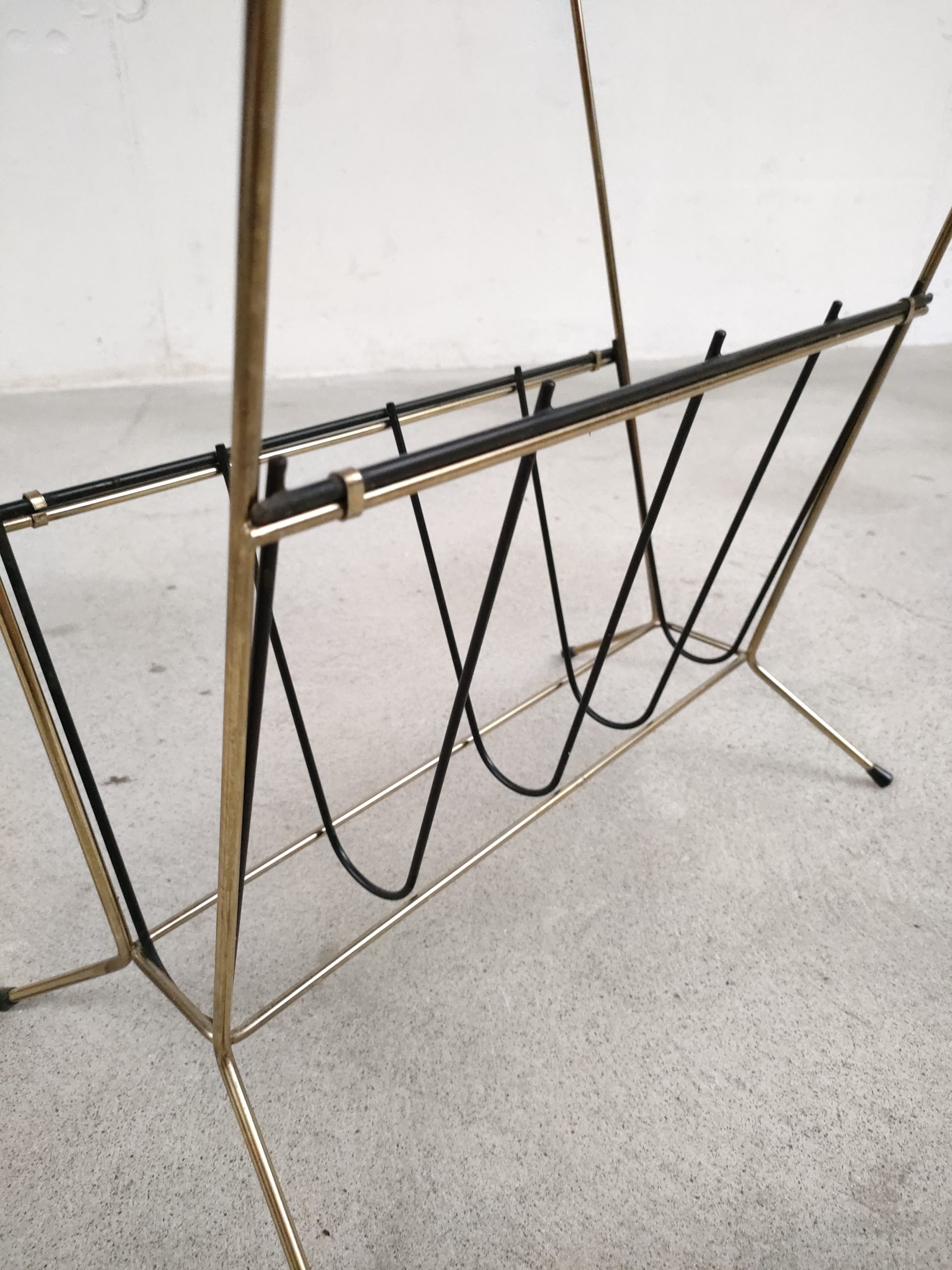 Porte-revues rouge perforé – Image 11