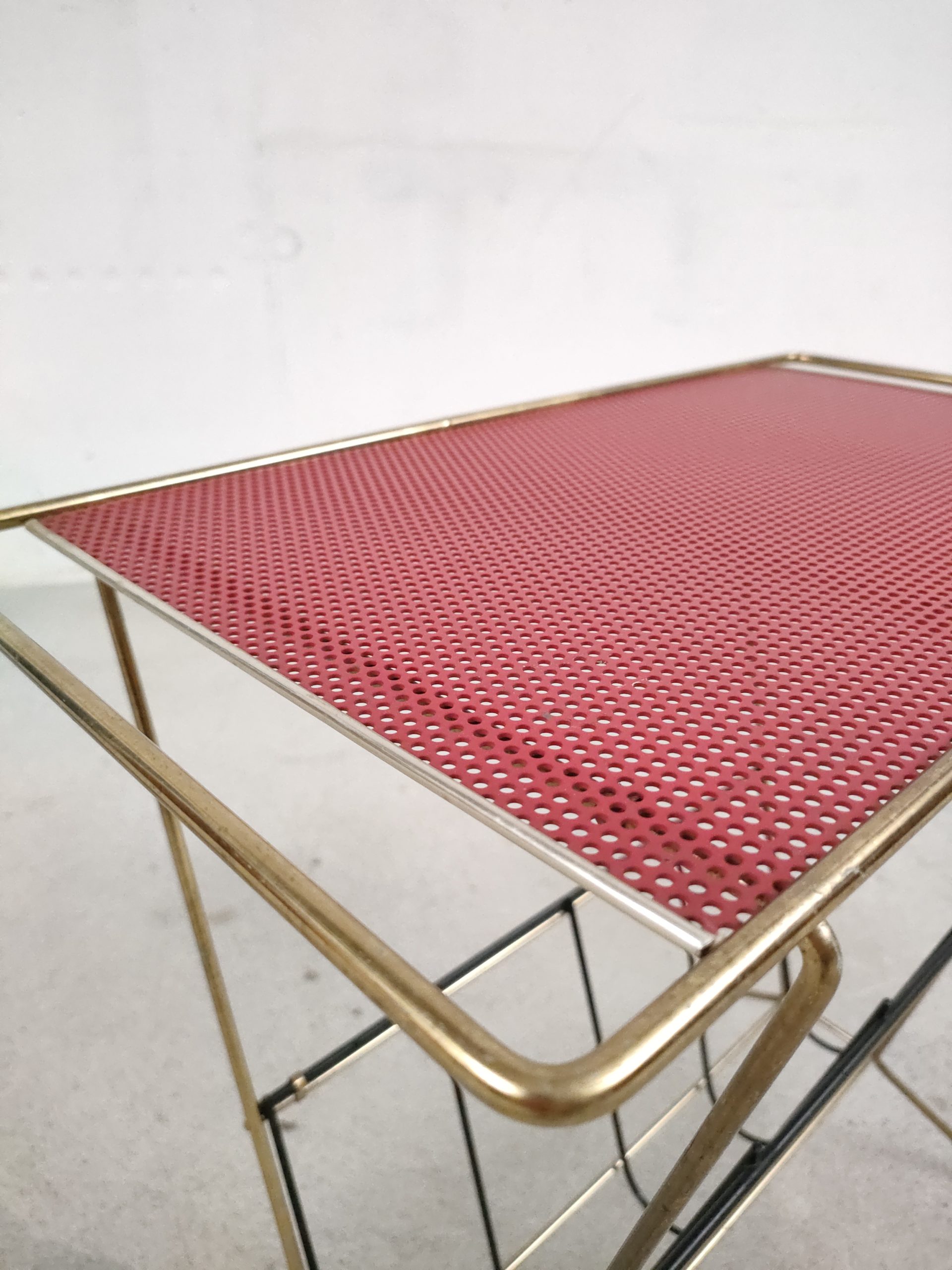 Porte-revues rouge perforé – Image 8