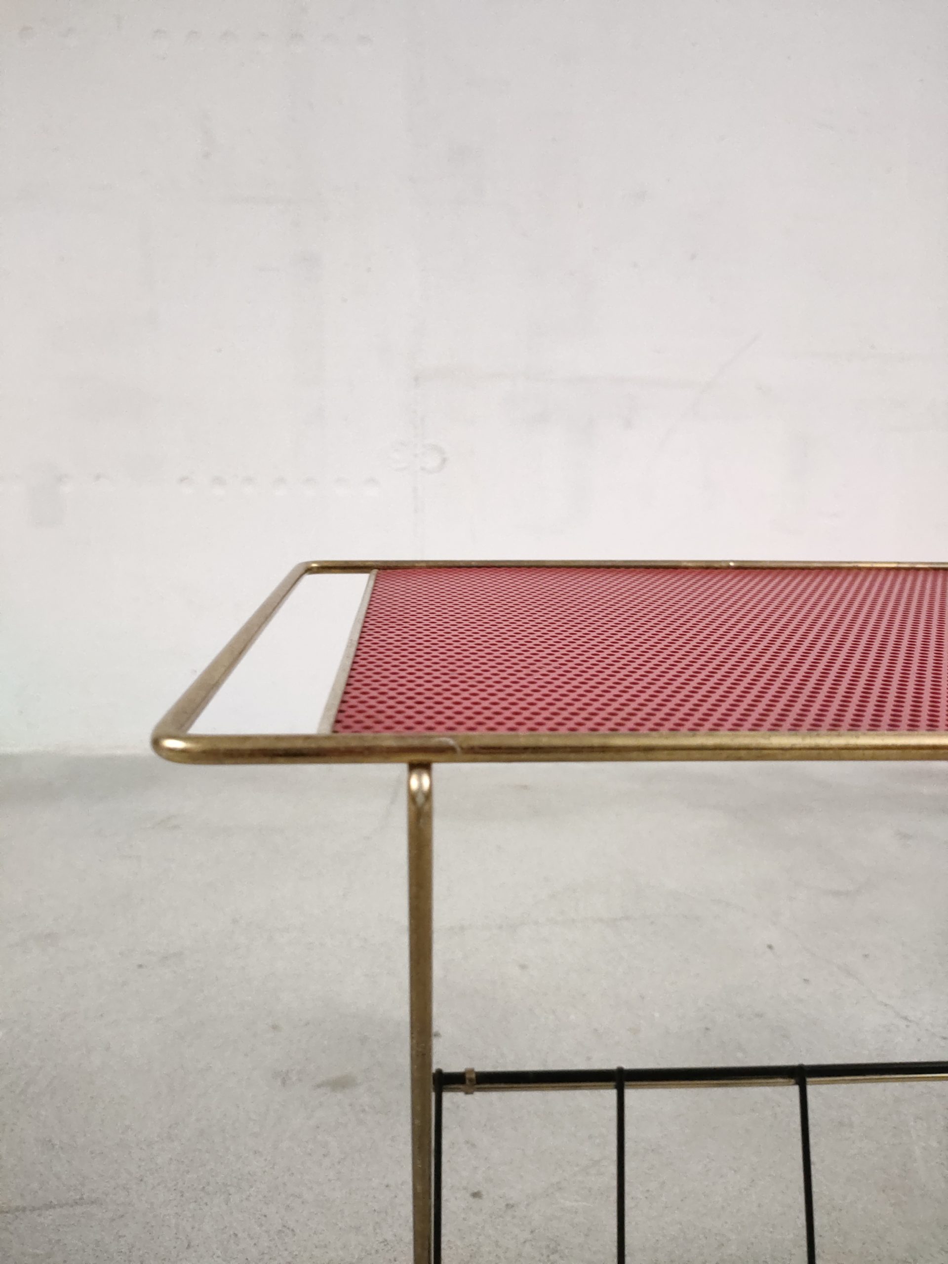 Porte-revues rouge perforé – Image 9