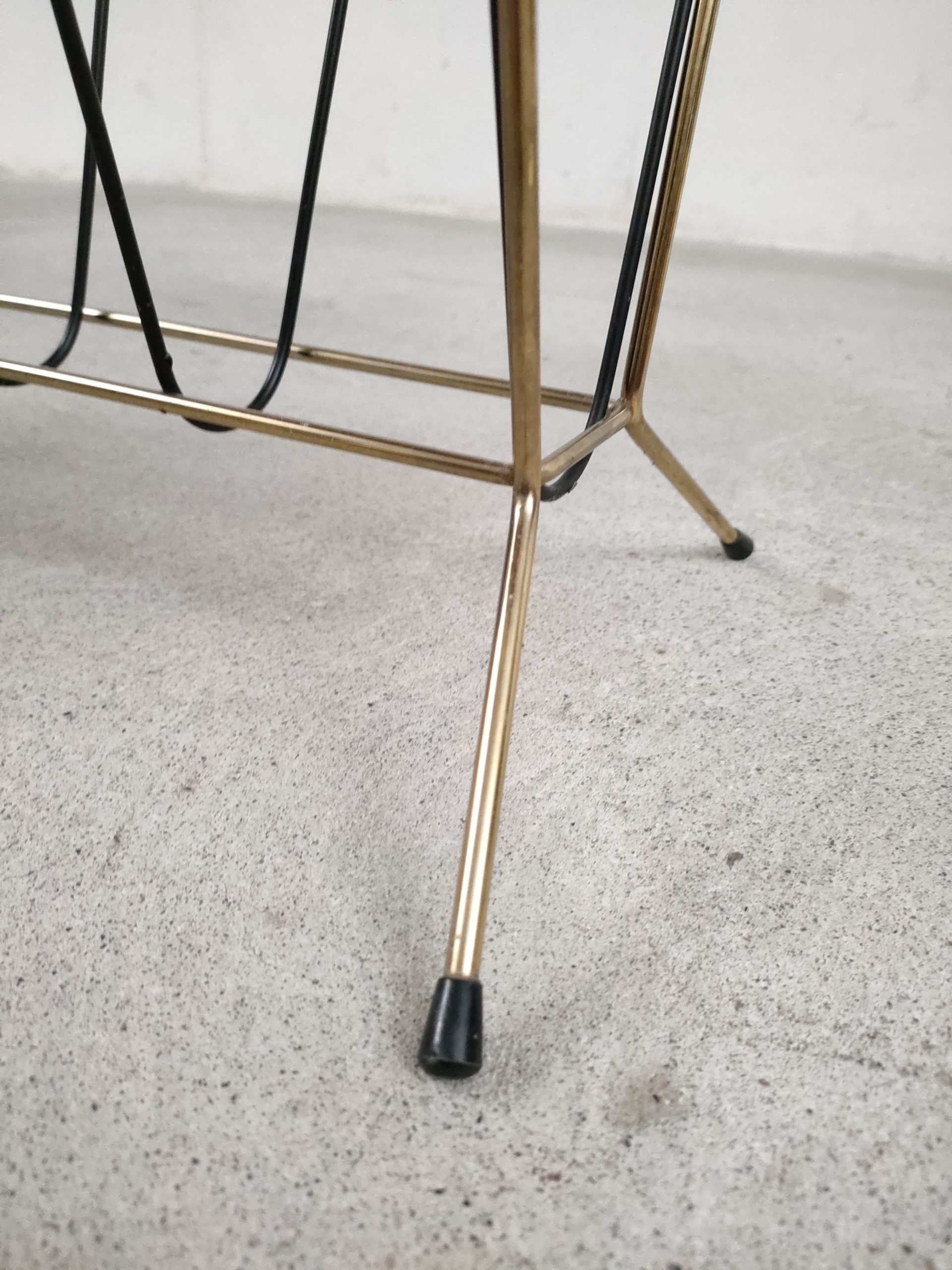 Porte-revues rouge perforé – Image 12