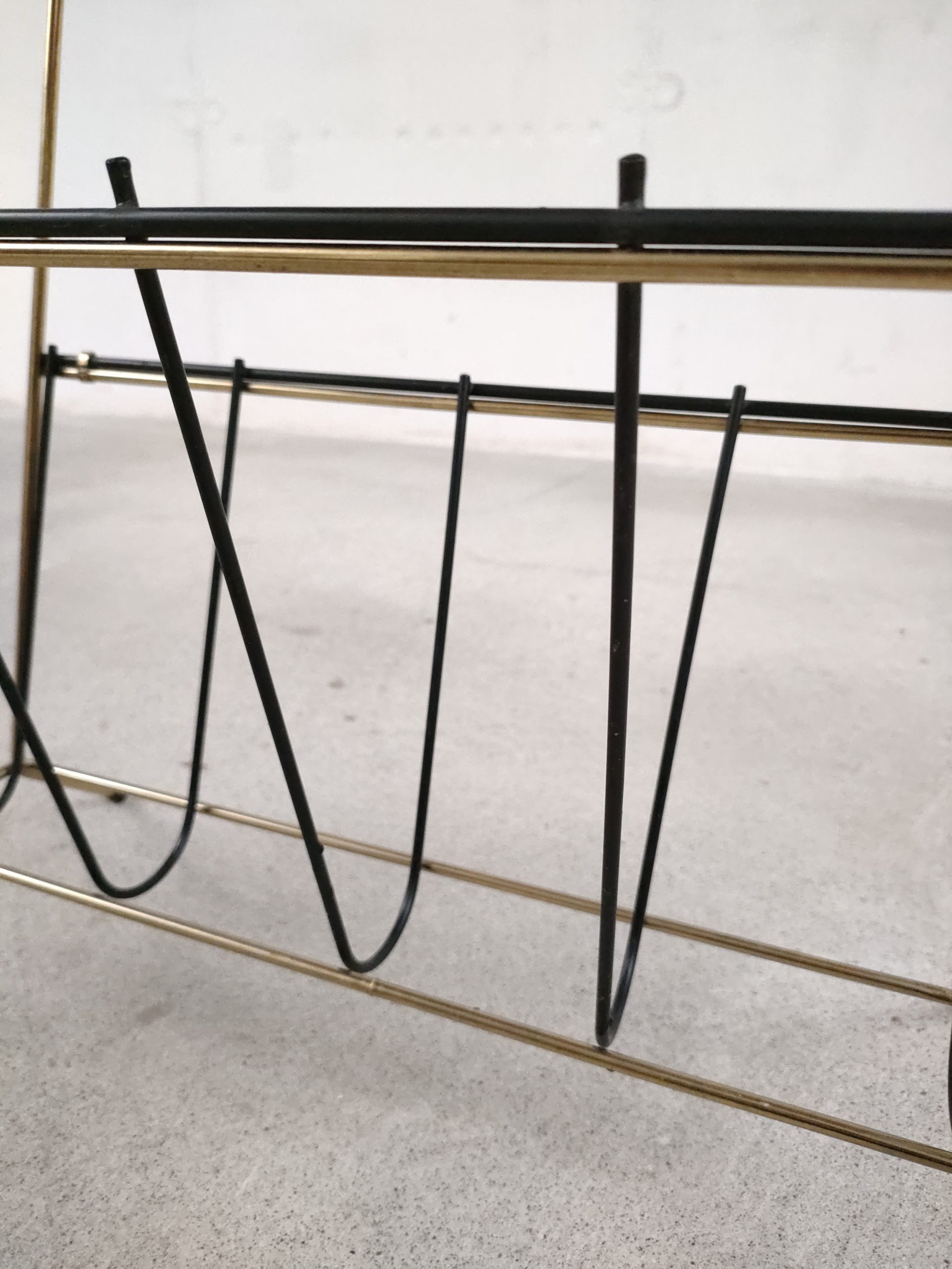 Porte-revues rouge perforé – Image 13