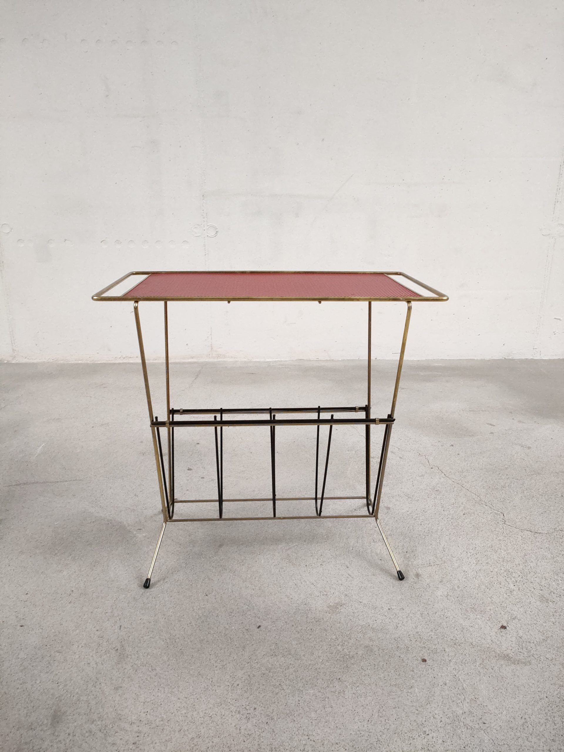 Porte-revues rouge perforé – Image 3