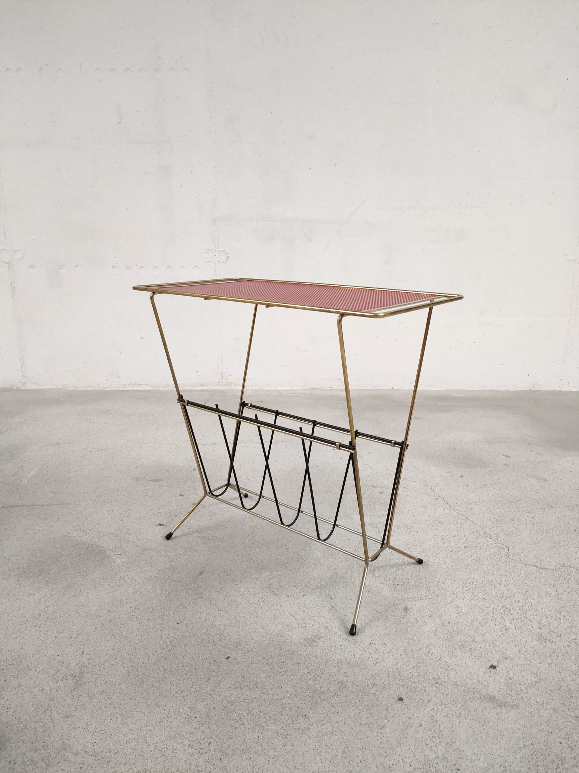 Porte-revues rouge perforé – Image 2