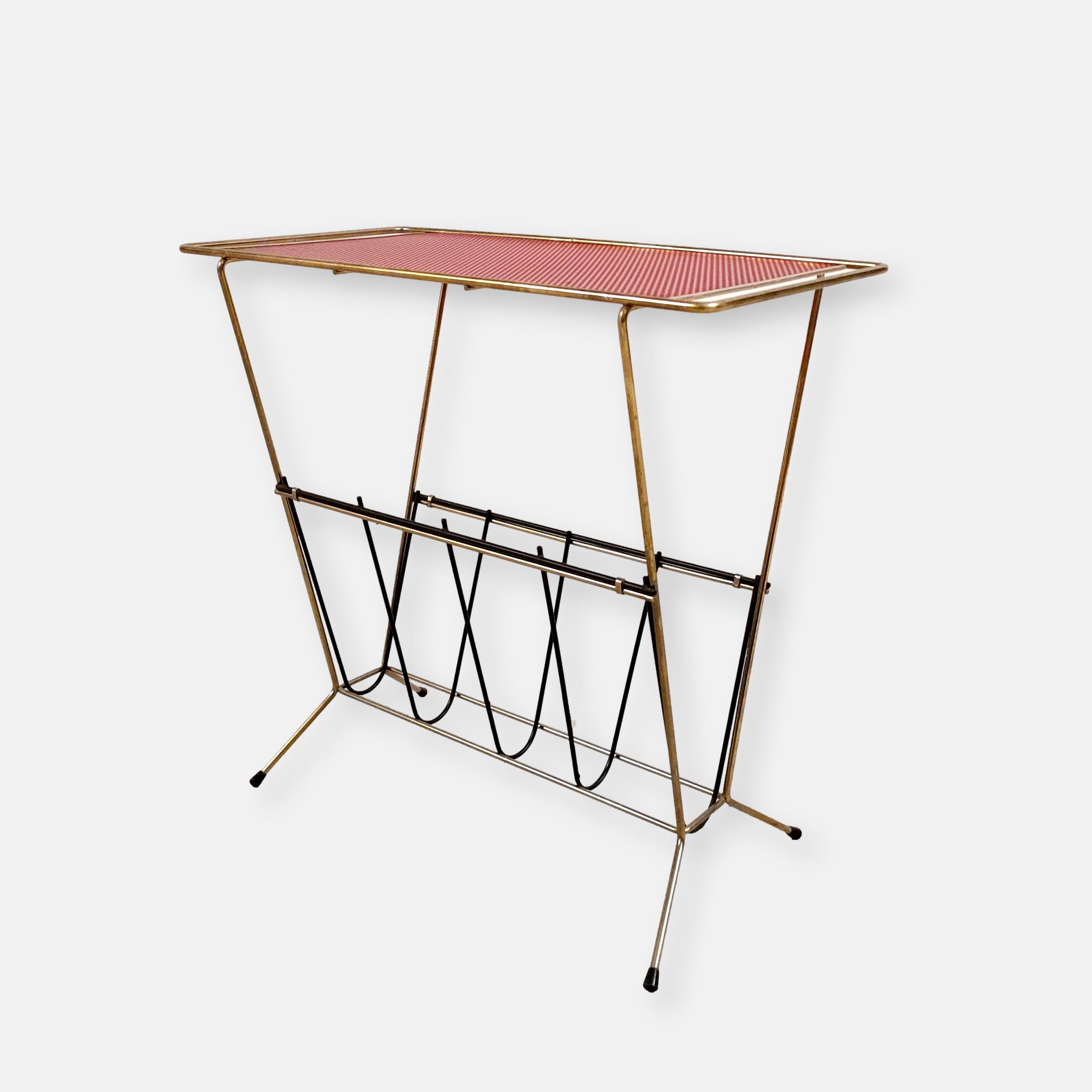 Porte-revues rouge perforé