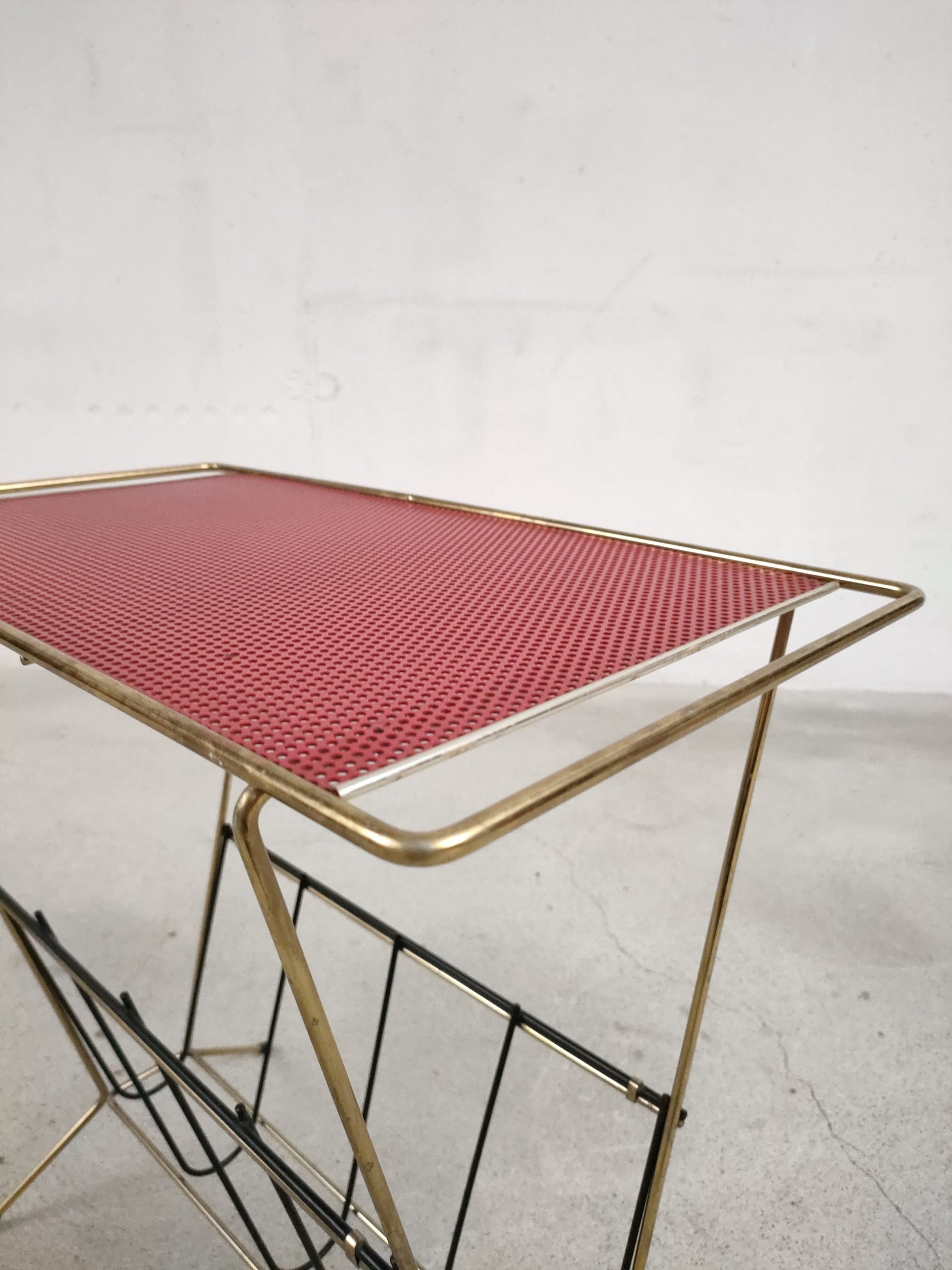 Porte-revues rouge perforé – Image 10