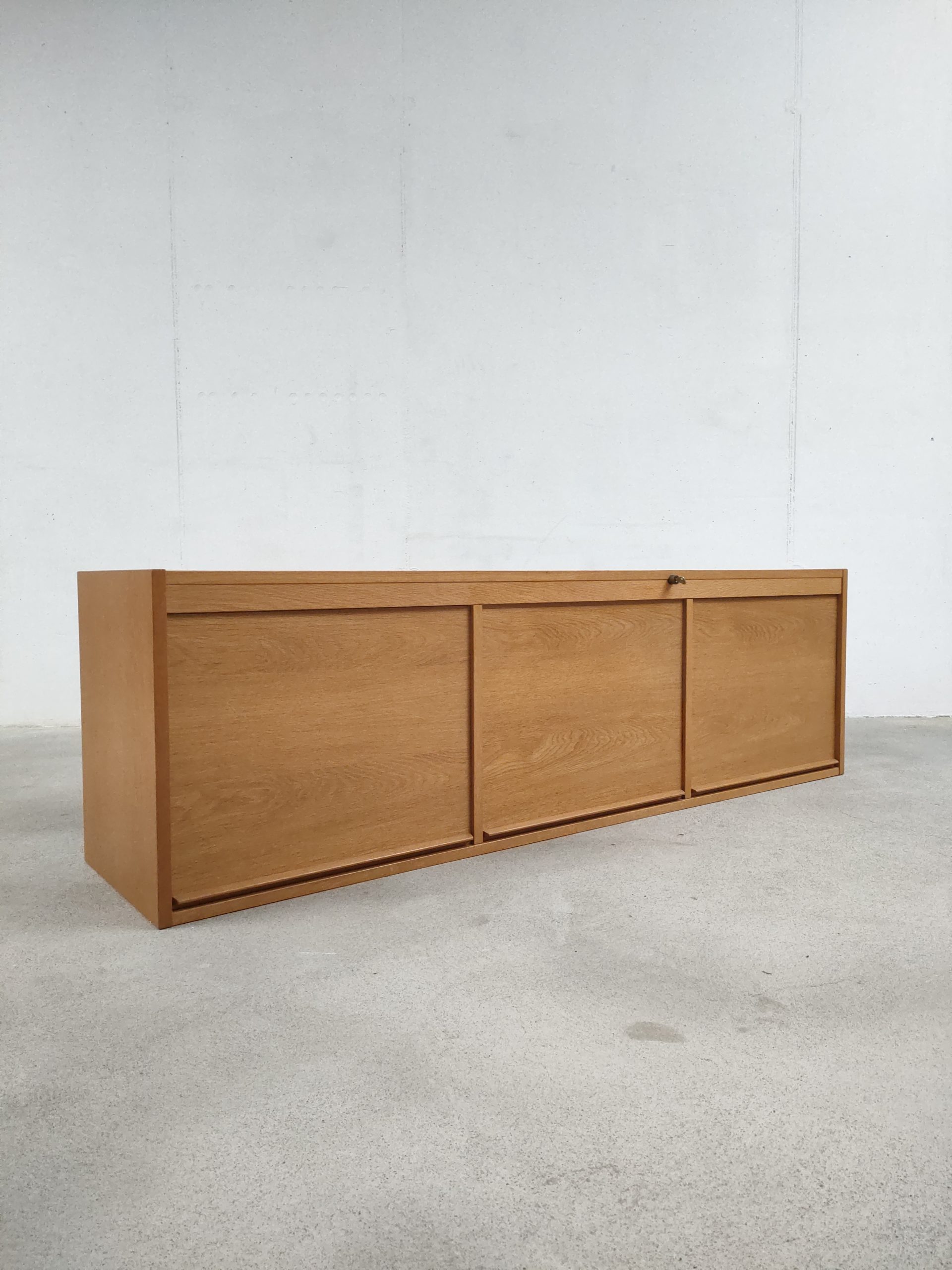 Meuble de rangement à rideaux – Image 2