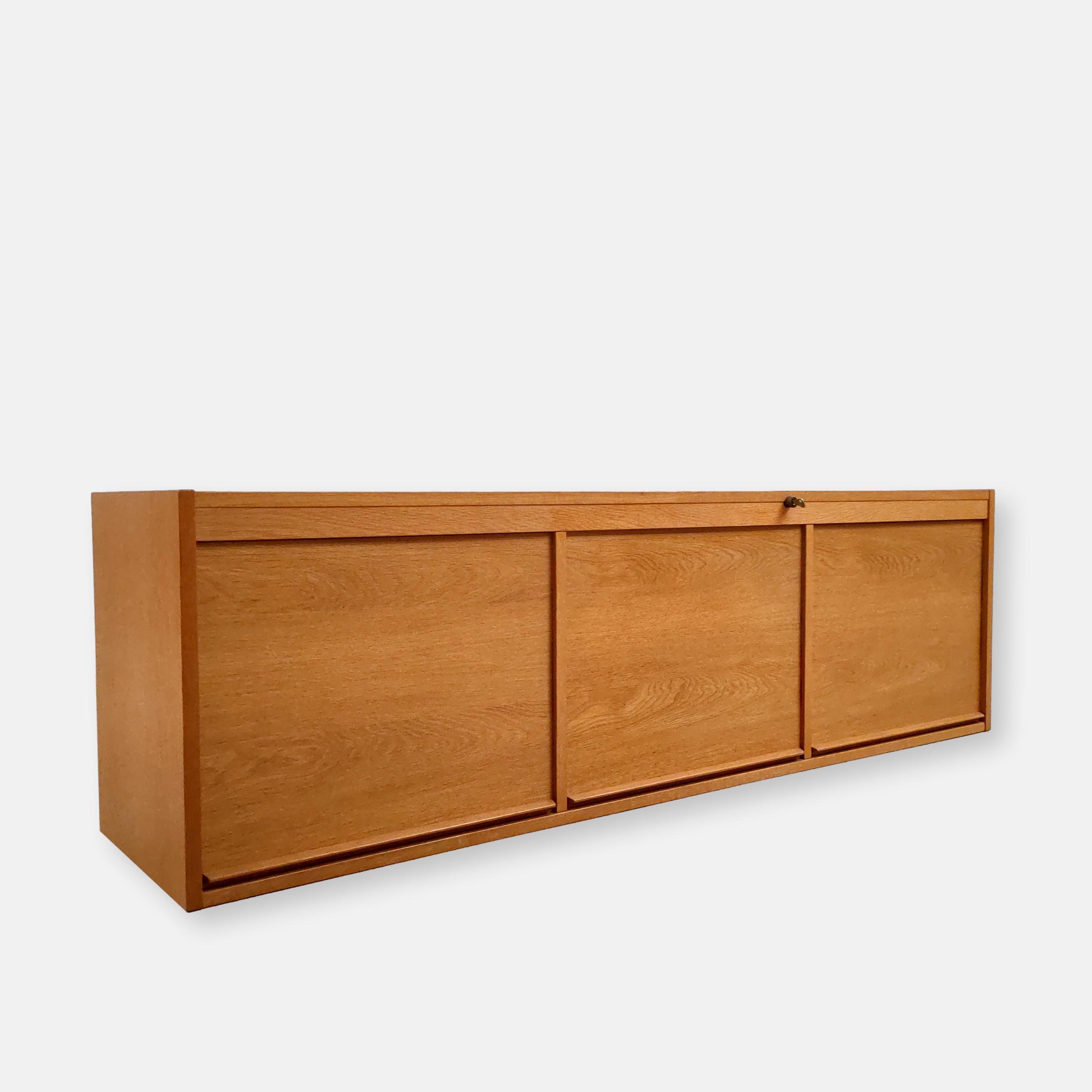 Meuble de rangement à rideaux