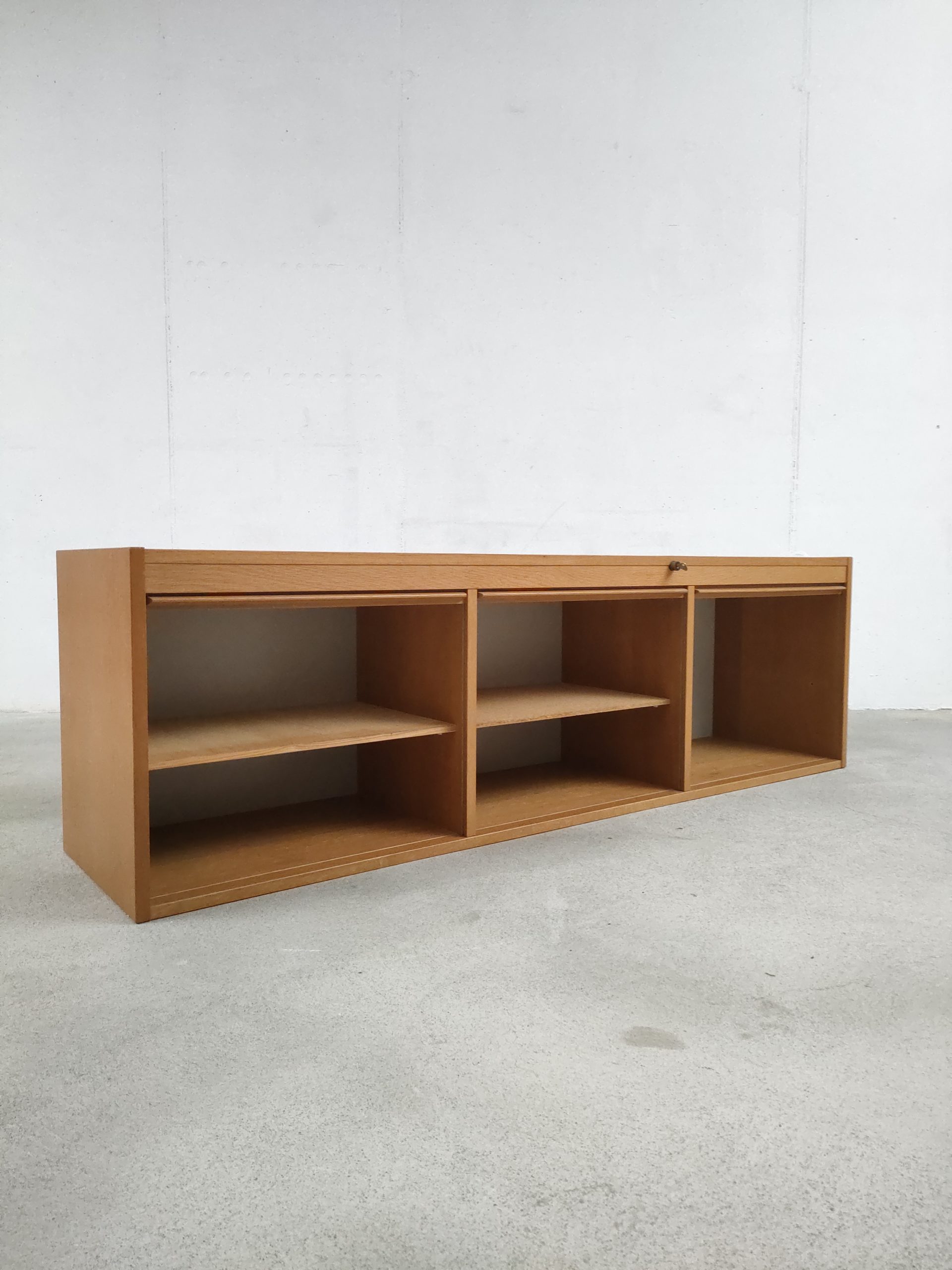 Meuble de rangement à rideaux – Image 3