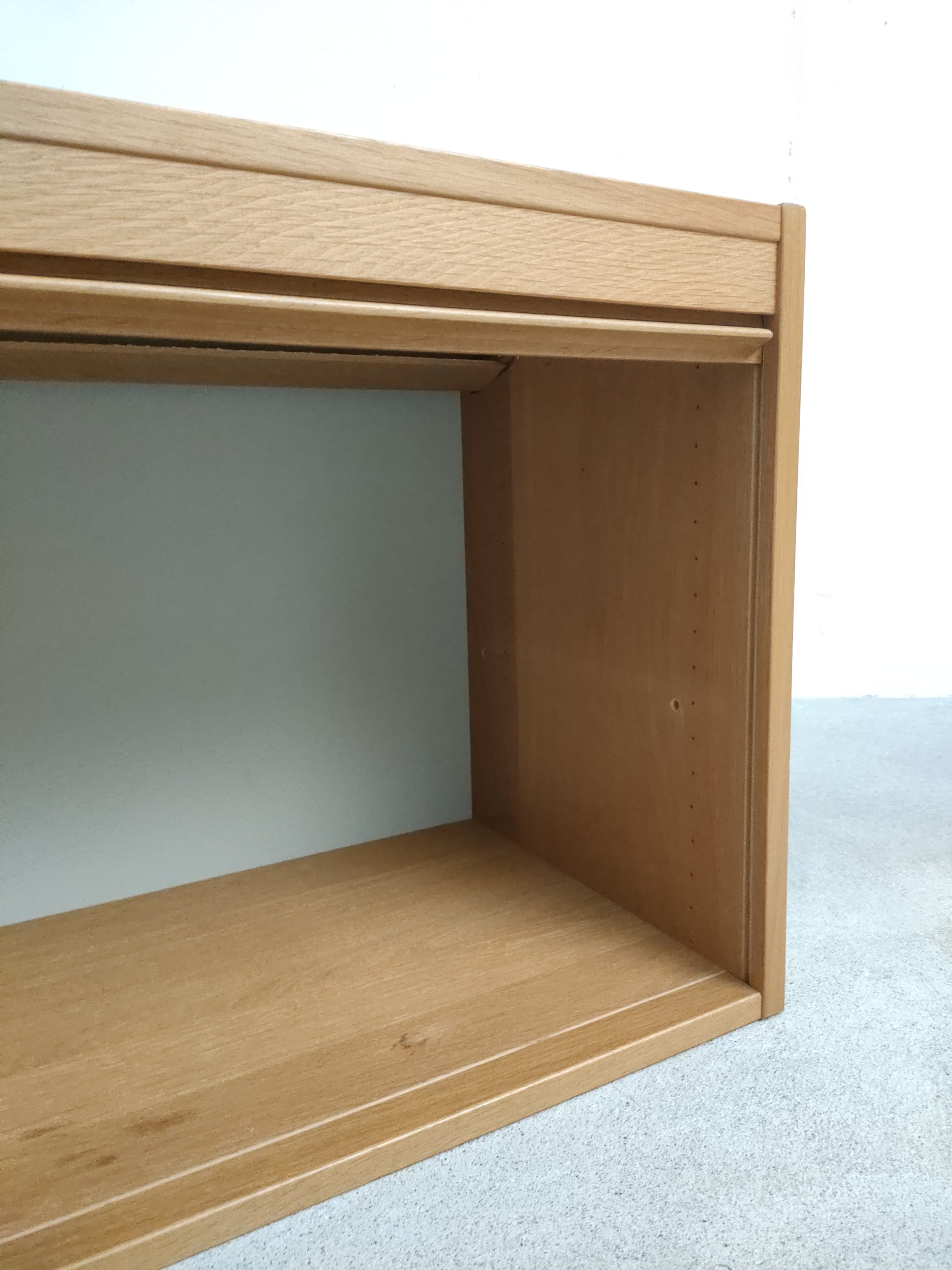 Meuble de rangement à rideaux – Image 8