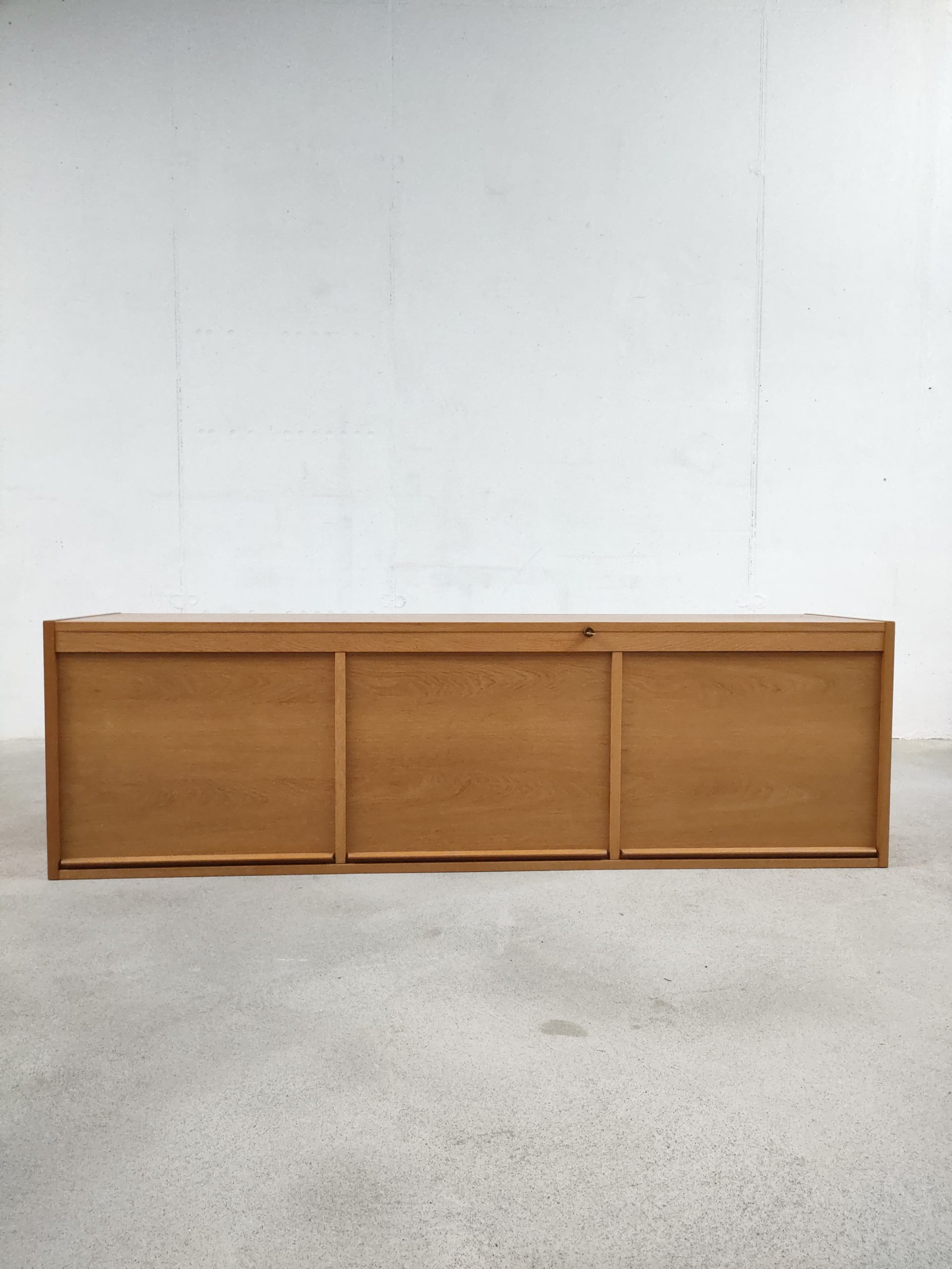 Meuble de rangement à rideaux – Image 12