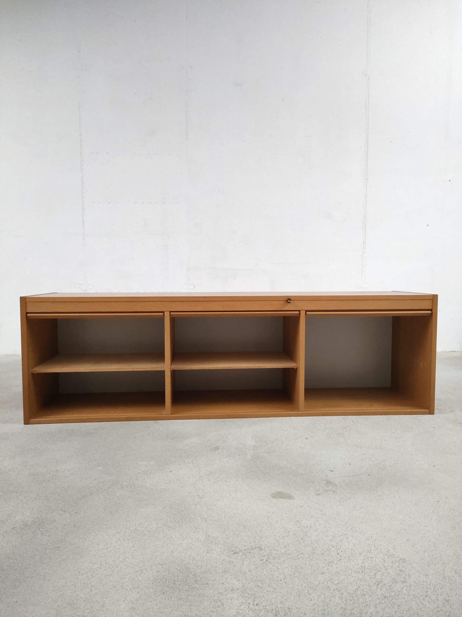 Meuble de rangement à rideaux – Image 13