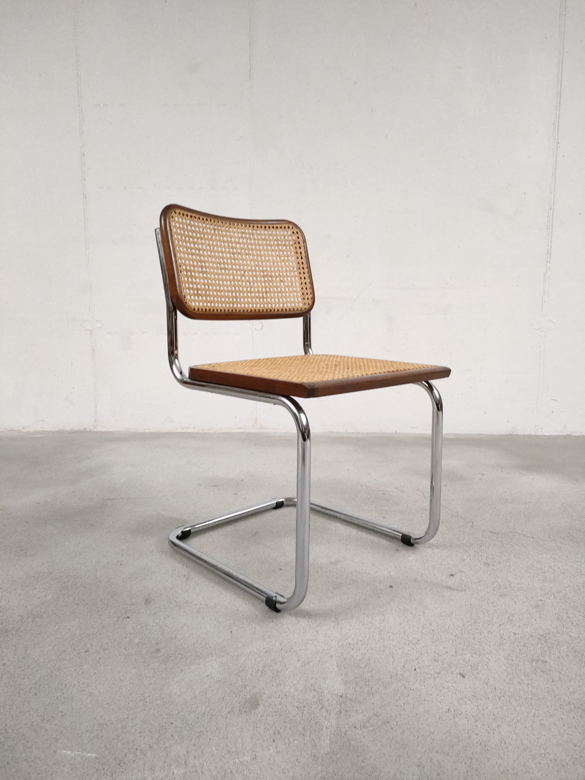 Chaise cantilever en cannage – Image 3