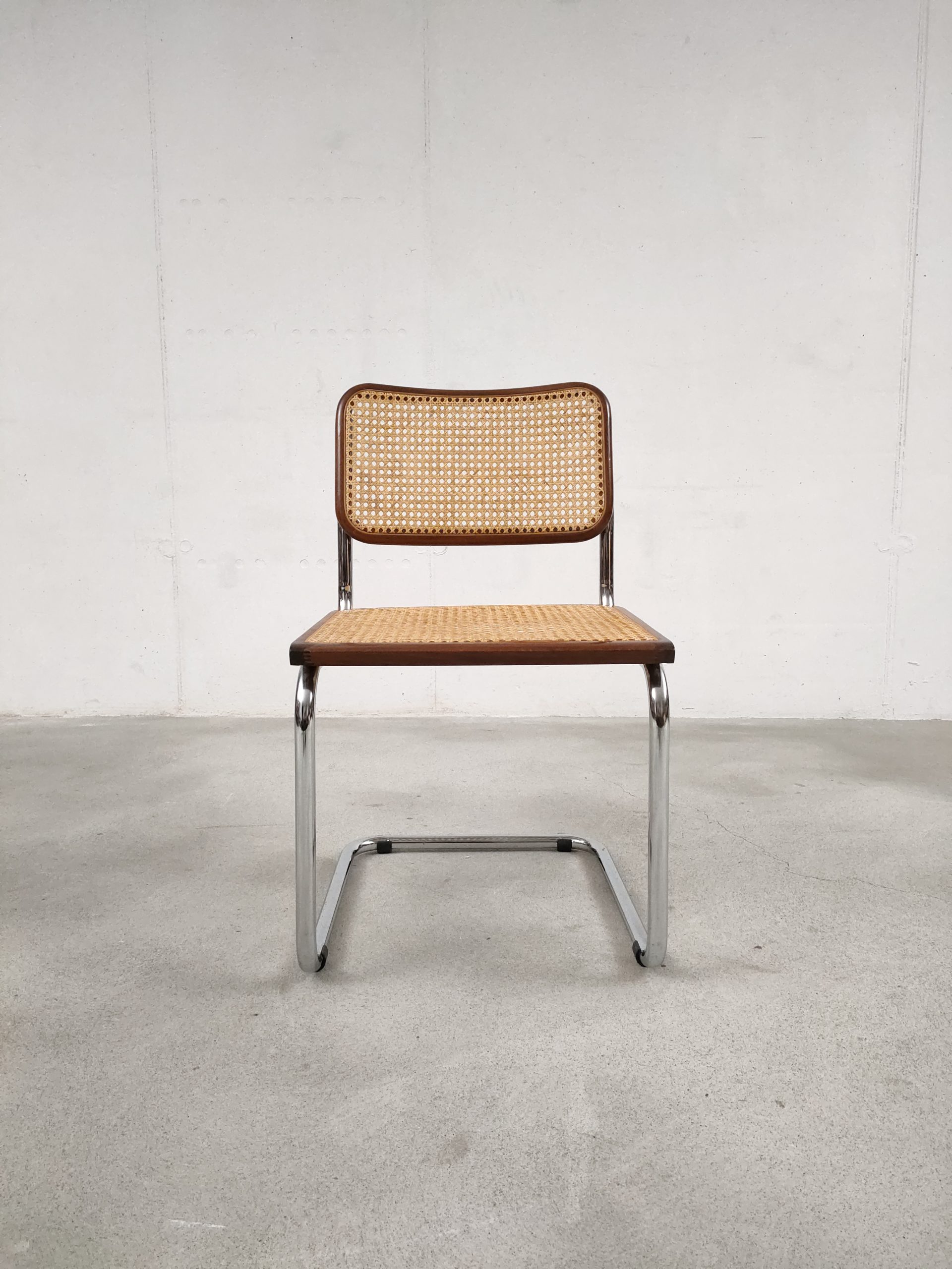 Chaise cantilever en cannage – Image 4