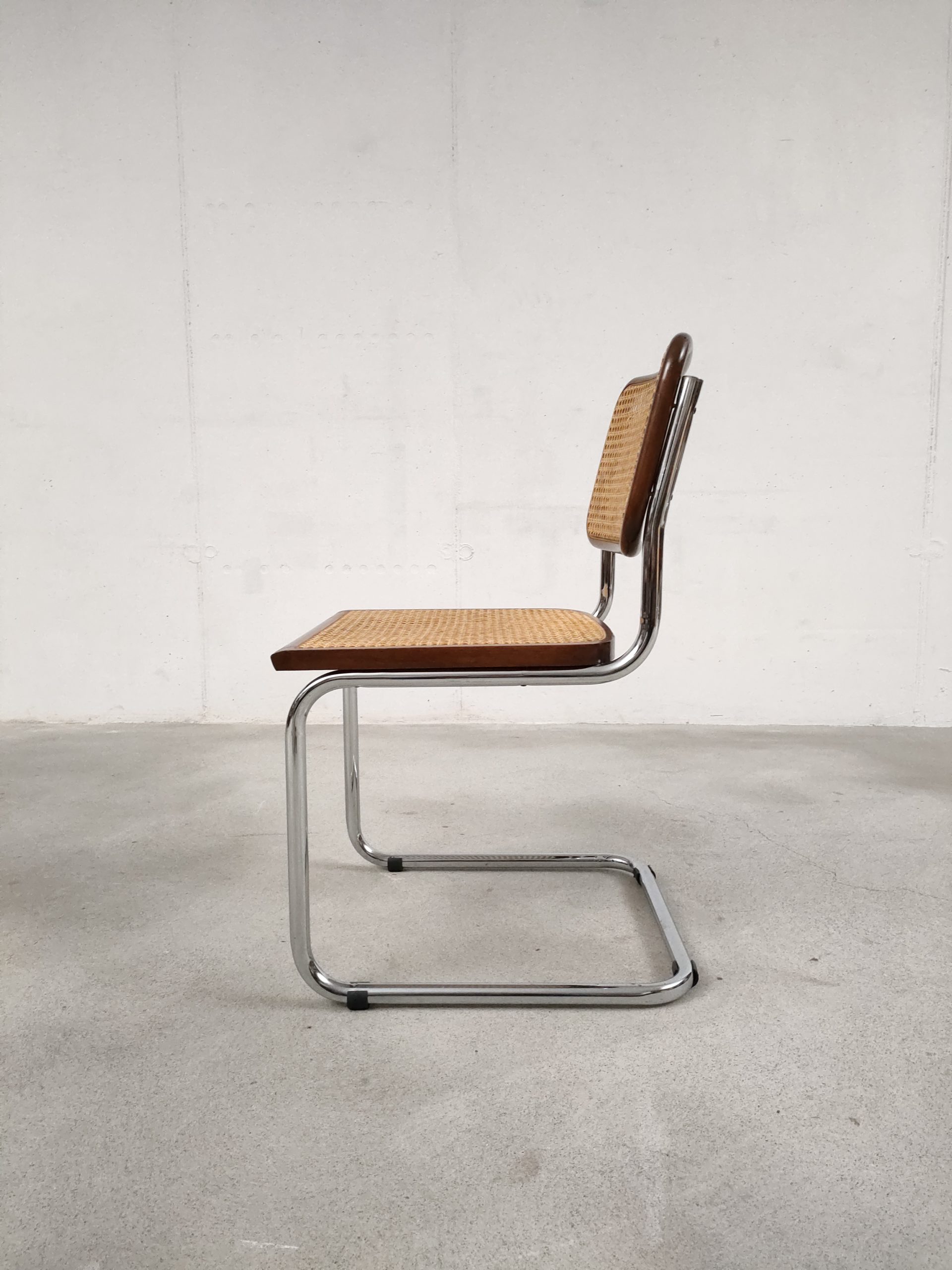 Chaise cantilever en cannage – Image 5